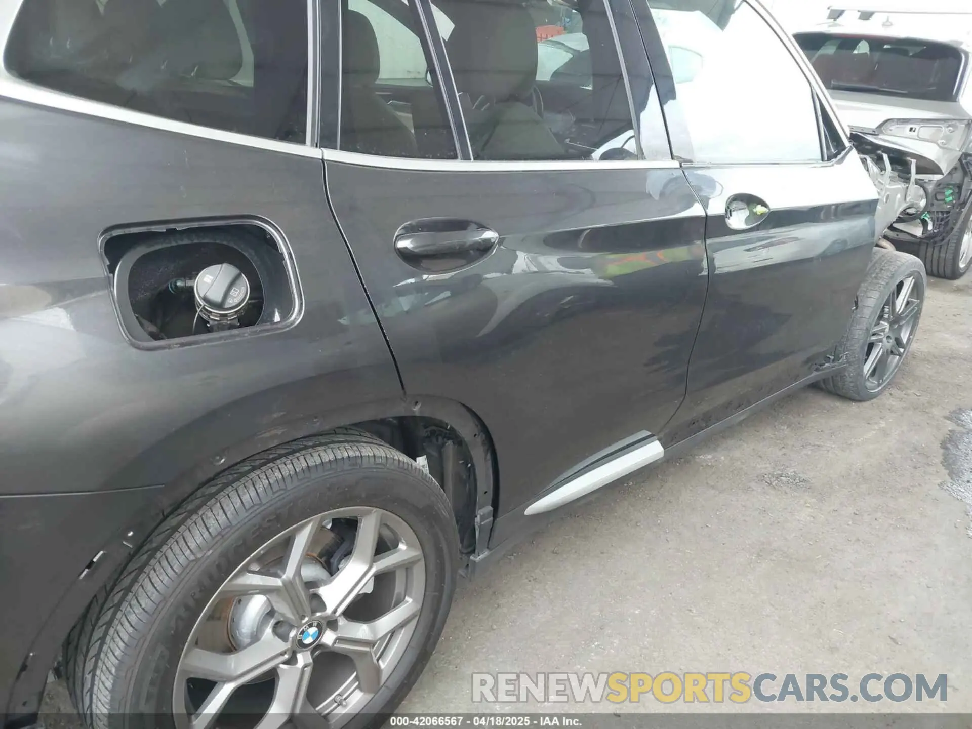19 Photograph of a damaged car 5UXTY3C01M9E48706 BMW X3 2021