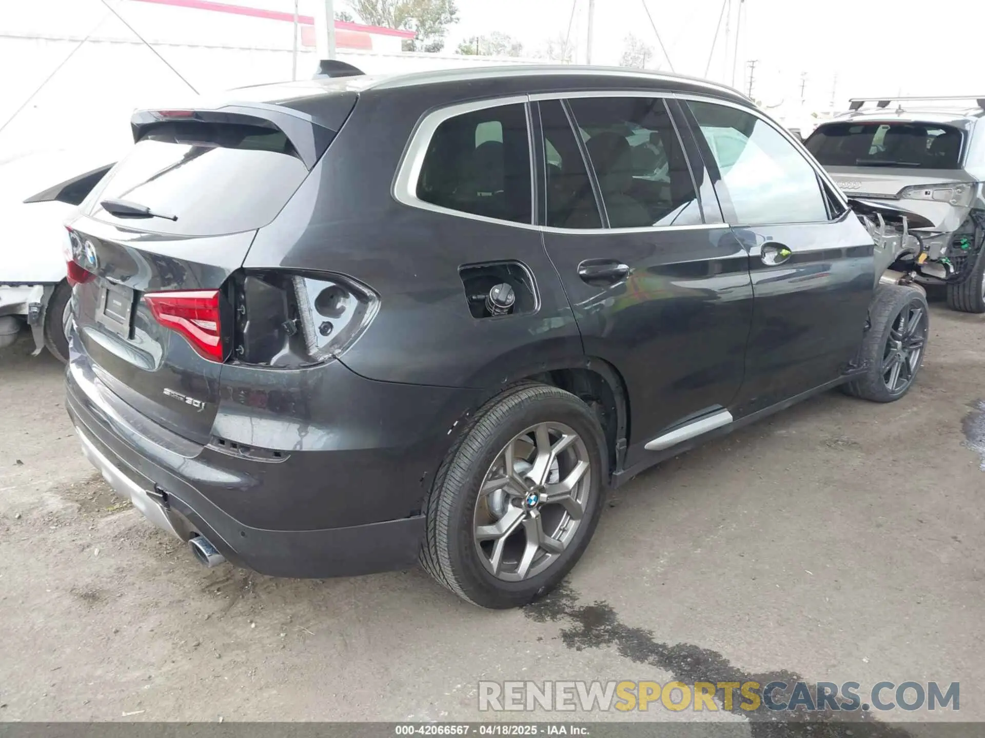 4 Photograph of a damaged car 5UXTY3C01M9E48706 BMW X3 2021