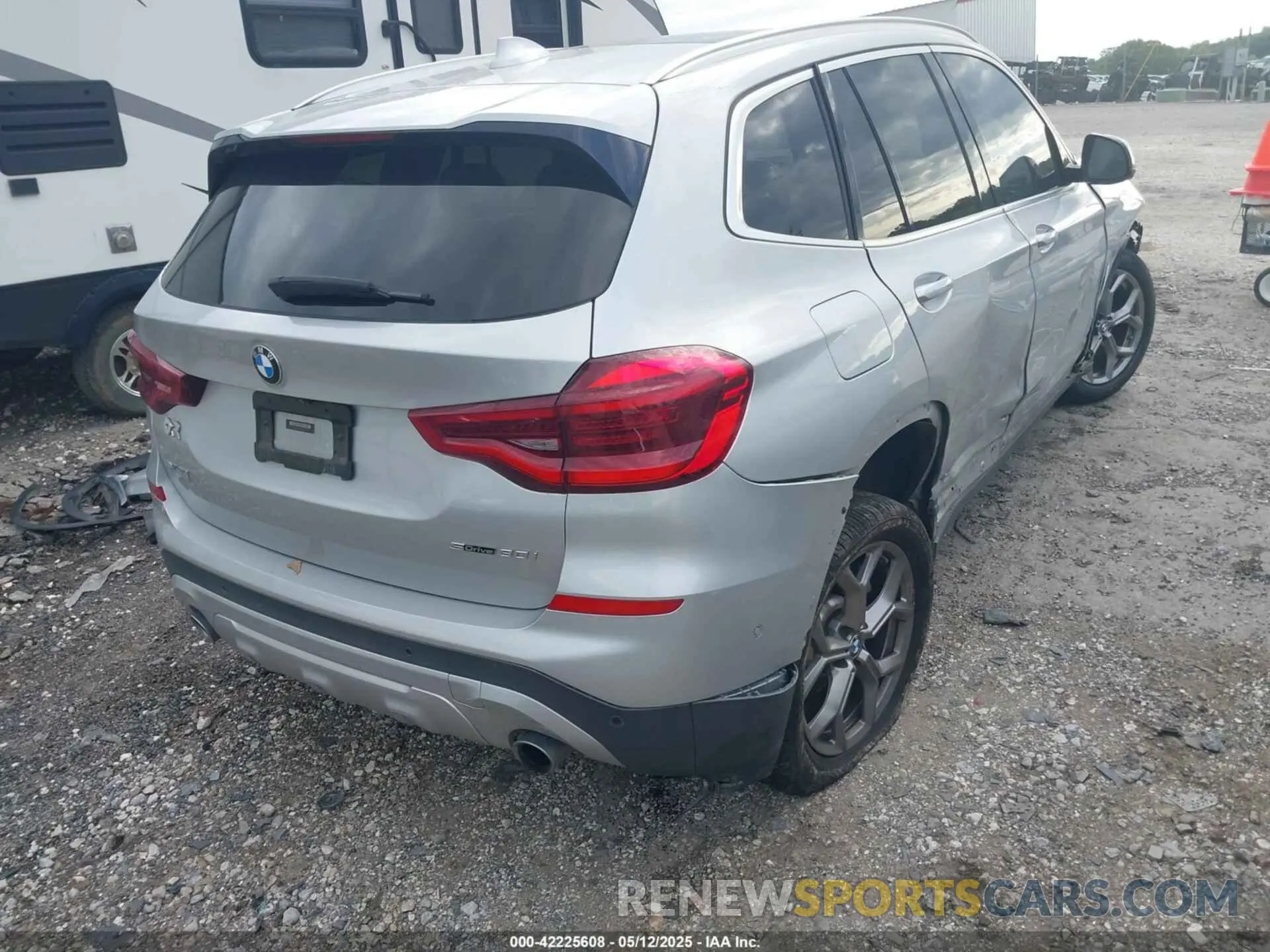 4 Photograph of a damaged car 5UXTY3C09M9E14741 BMW X3 2021