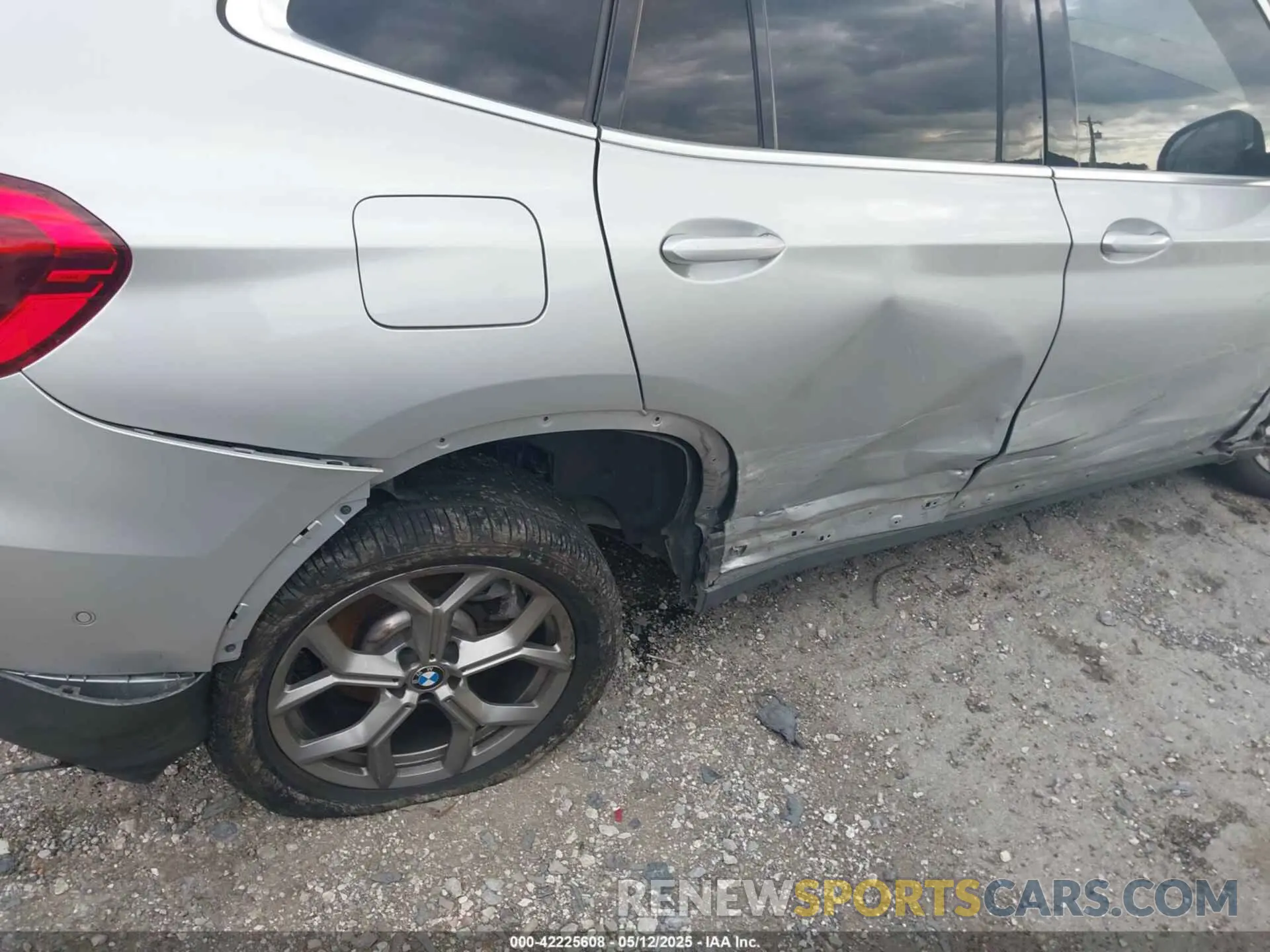 6 Photograph of a damaged car 5UXTY3C09M9E14741 BMW X3 2021