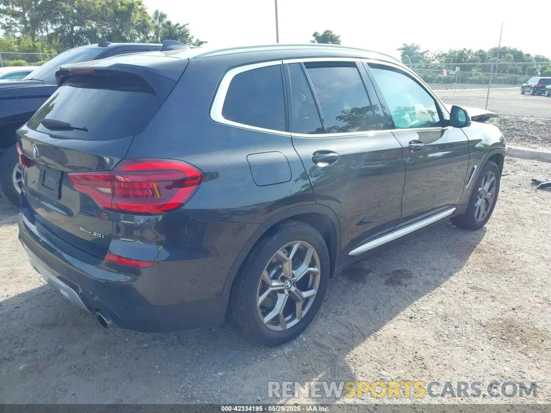 4 Photograph of a damaged car 5UXTY3C0XM9H12599 BMW X3 2021