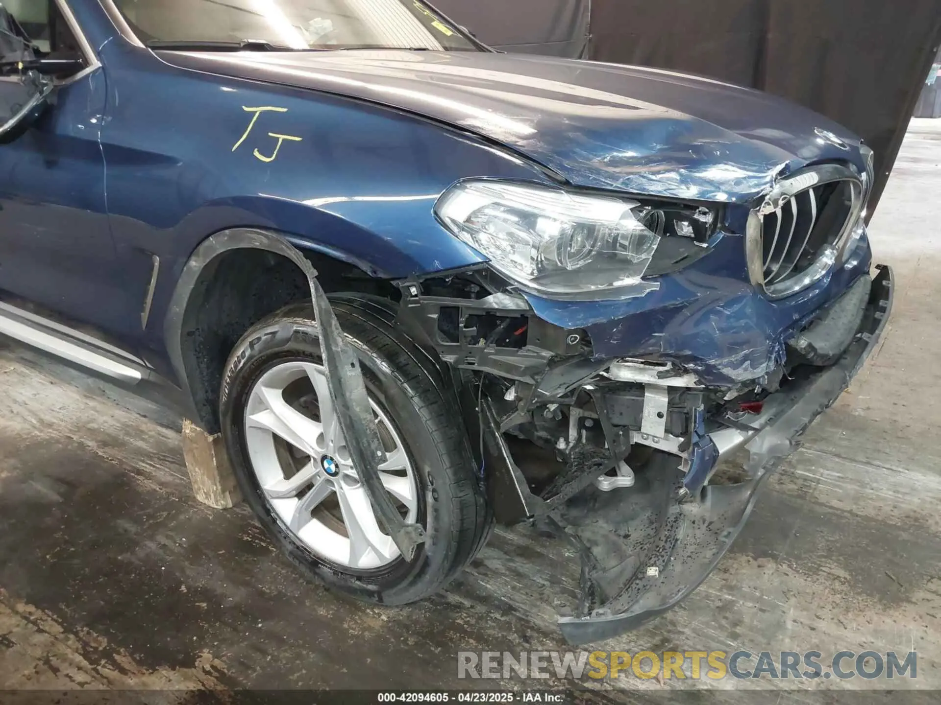 19 Photograph of a damaged car 5UXTY5C01M9H40531 BMW X3 2021