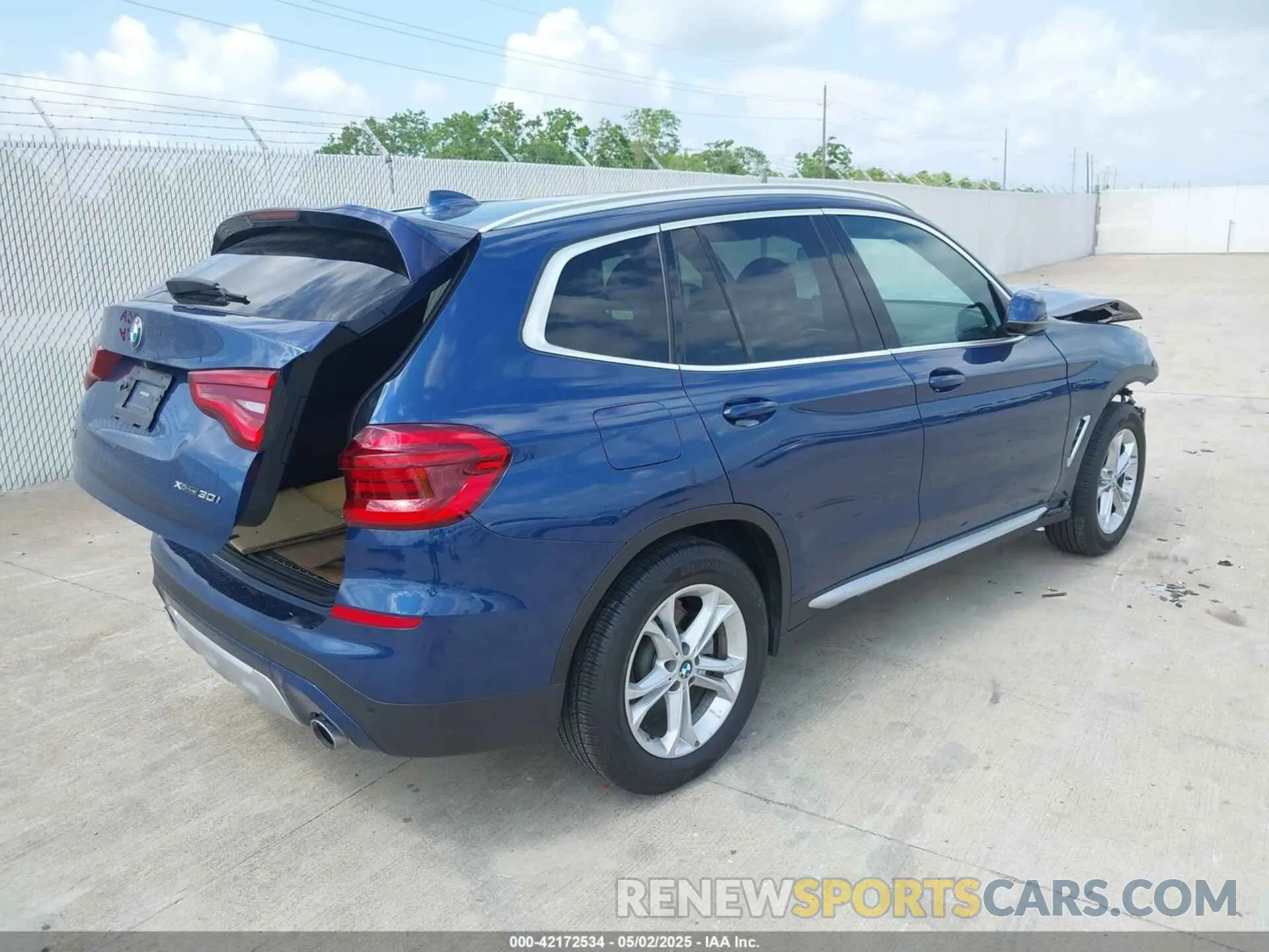 4 Photograph of a damaged car 5UXTY5C02M9G01198 BMW X3 2021