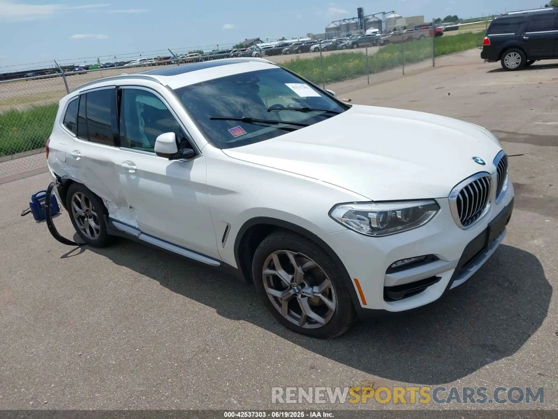 1 Photograph of a damaged car 5UXTY5C07M9H73162 BMW X3 2021