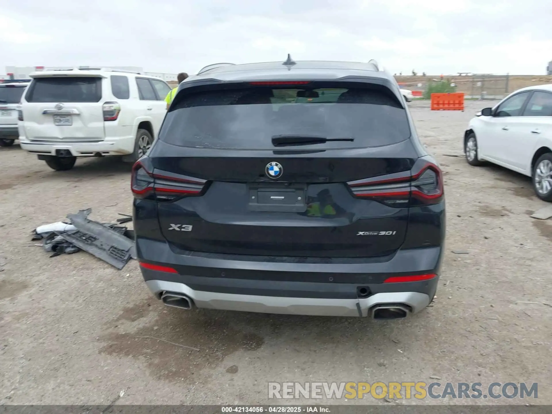 16 Photograph of a damaged car 5UX43DP00N9K19046 BMW X3 2022