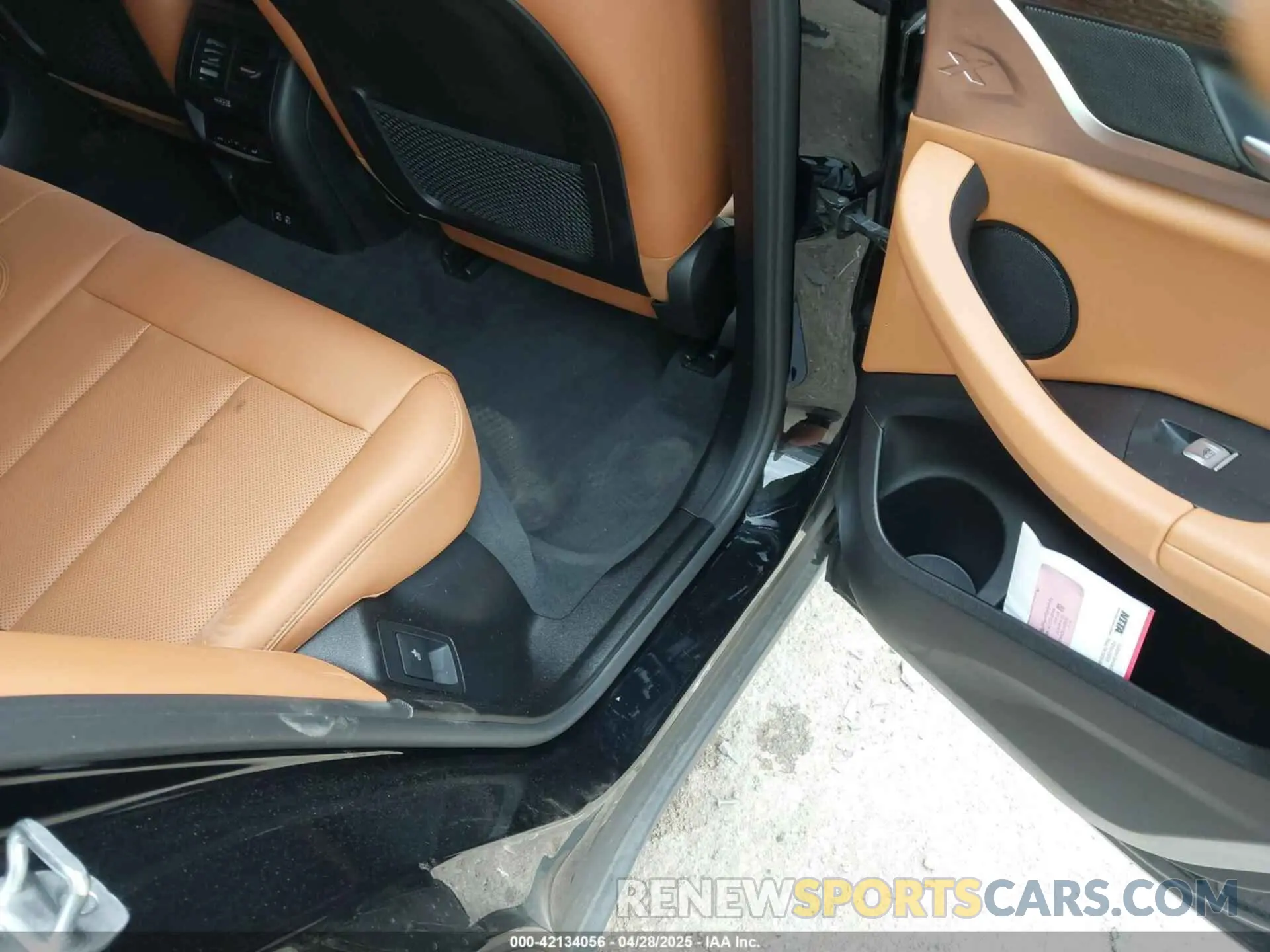 8 Photograph of a damaged car 5UX43DP00N9K19046 BMW X3 2022