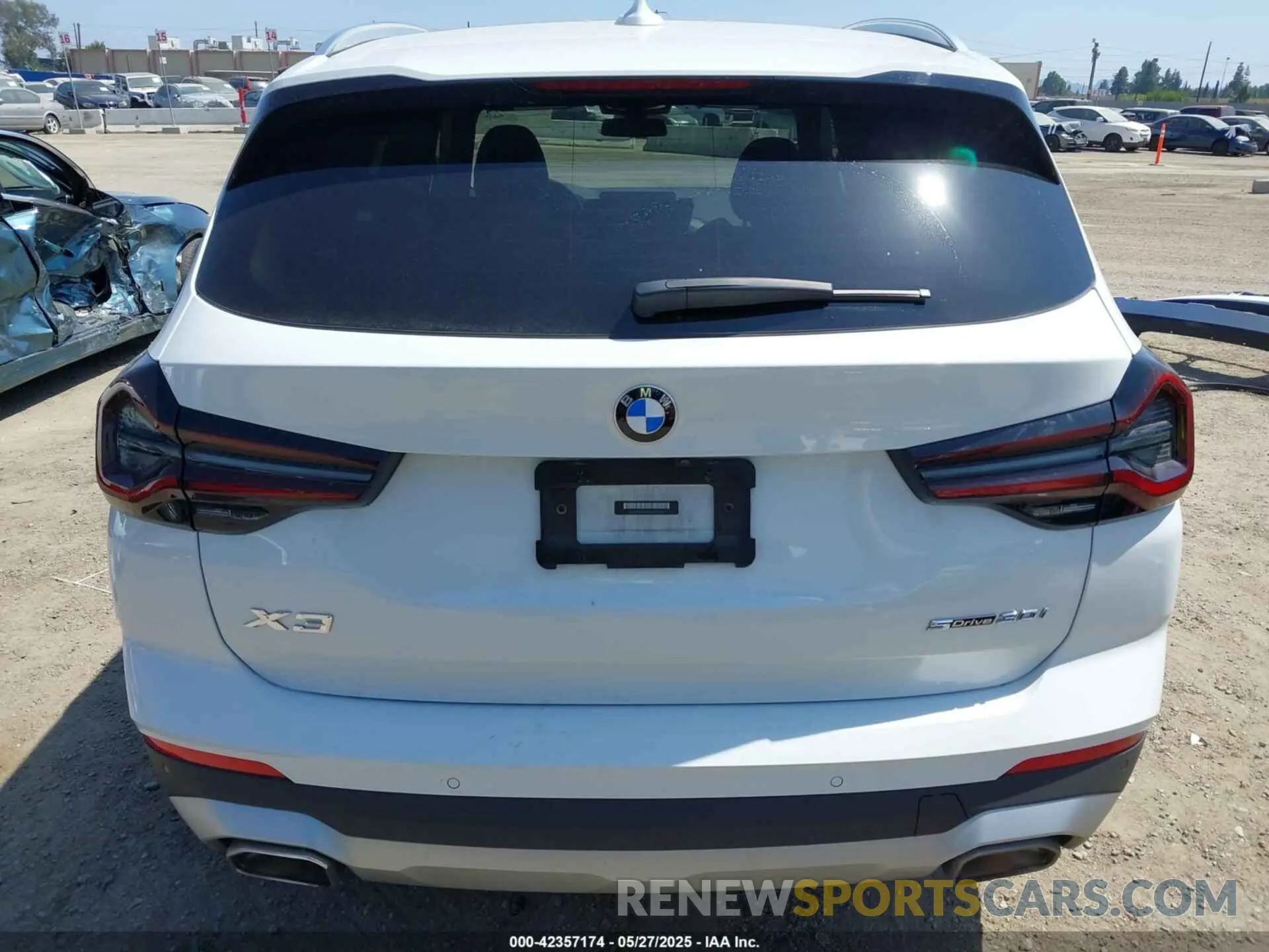 17 Photograph of a damaged car 5UX43DP02N9M15330 BMW X3 2022