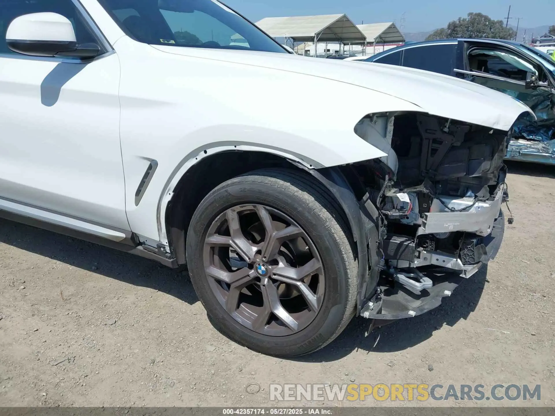 18 Photograph of a damaged car 5UX43DP02N9M15330 BMW X3 2022