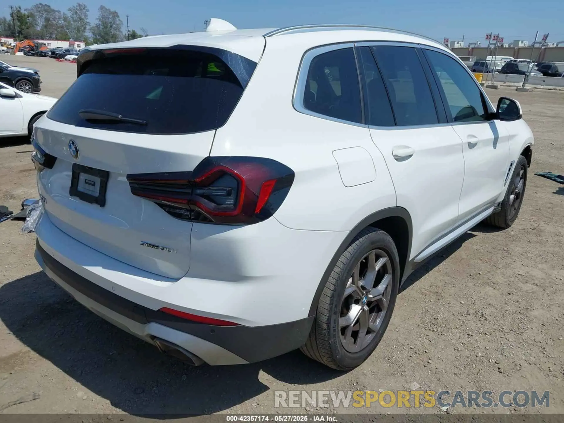 4 Photograph of a damaged car 5UX43DP02N9M15330 BMW X3 2022