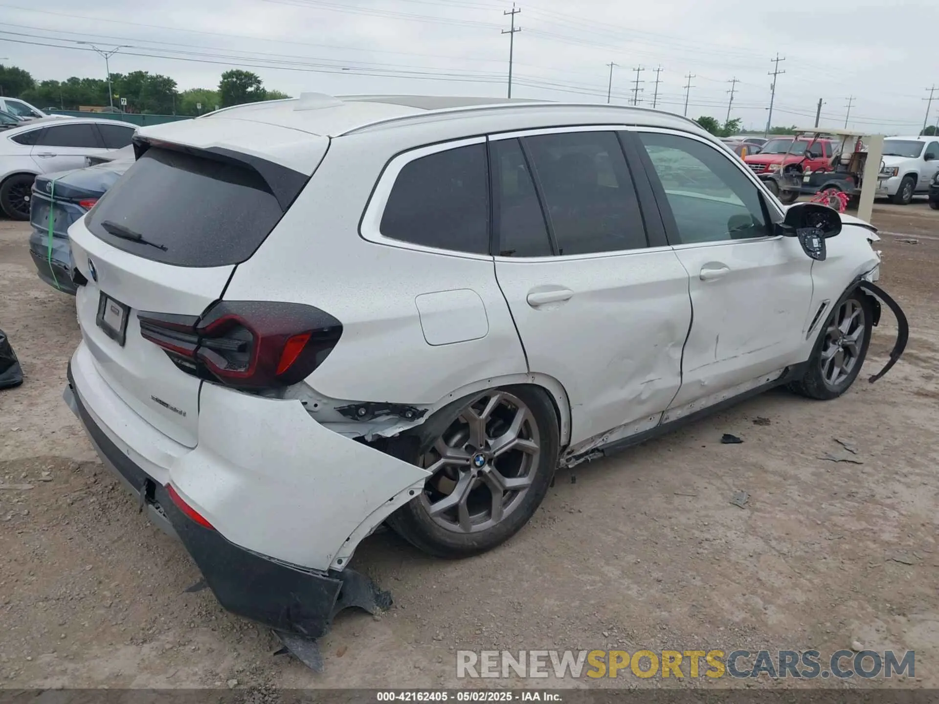 4 Photograph of a damaged car 5UX43DP02N9N03908 BMW X3 2022