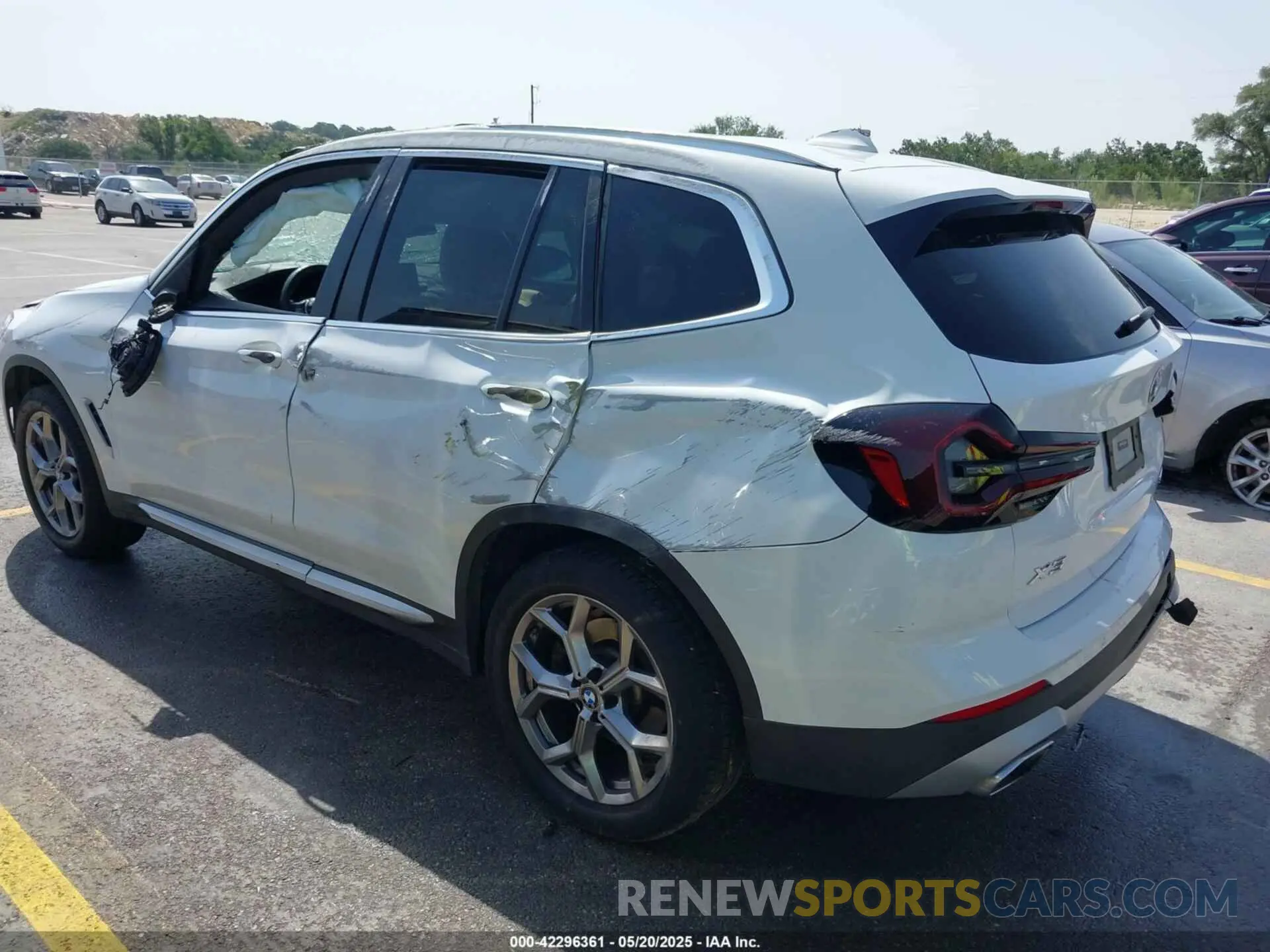 3 Photograph of a damaged car 5UX43DP03N9J64740 BMW X3 2022