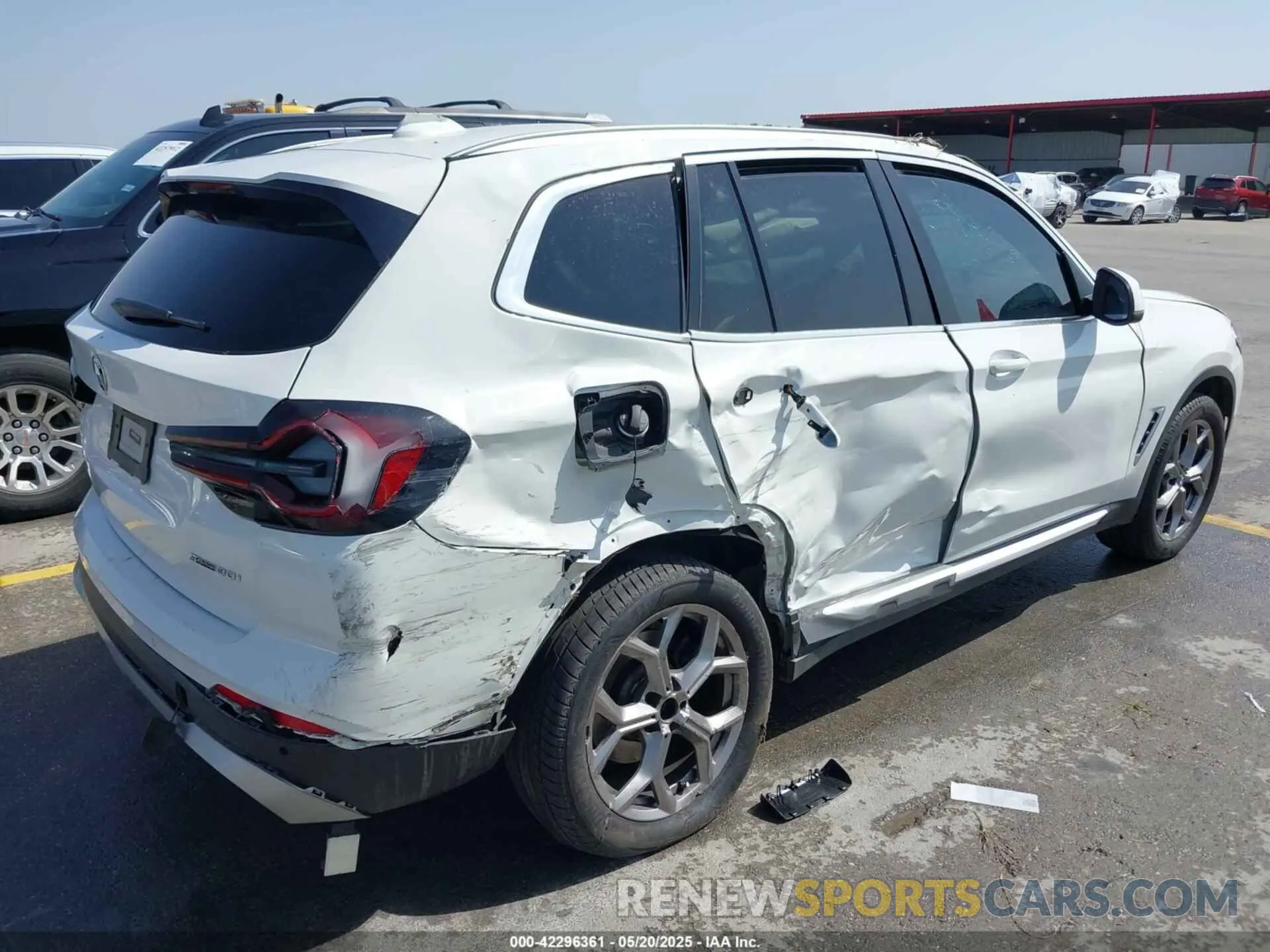 4 Photograph of a damaged car 5UX43DP03N9J64740 BMW X3 2022