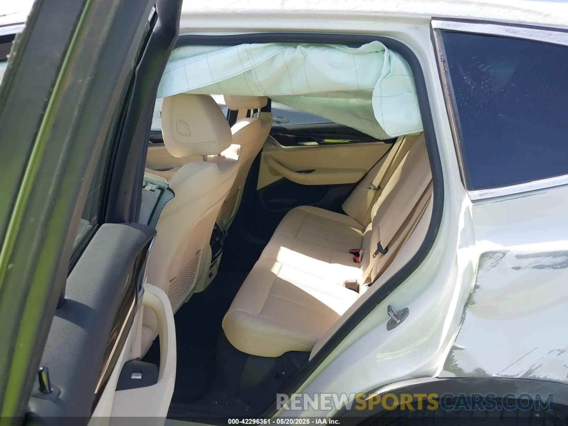 8 Photograph of a damaged car 5UX43DP03N9J64740 BMW X3 2022
