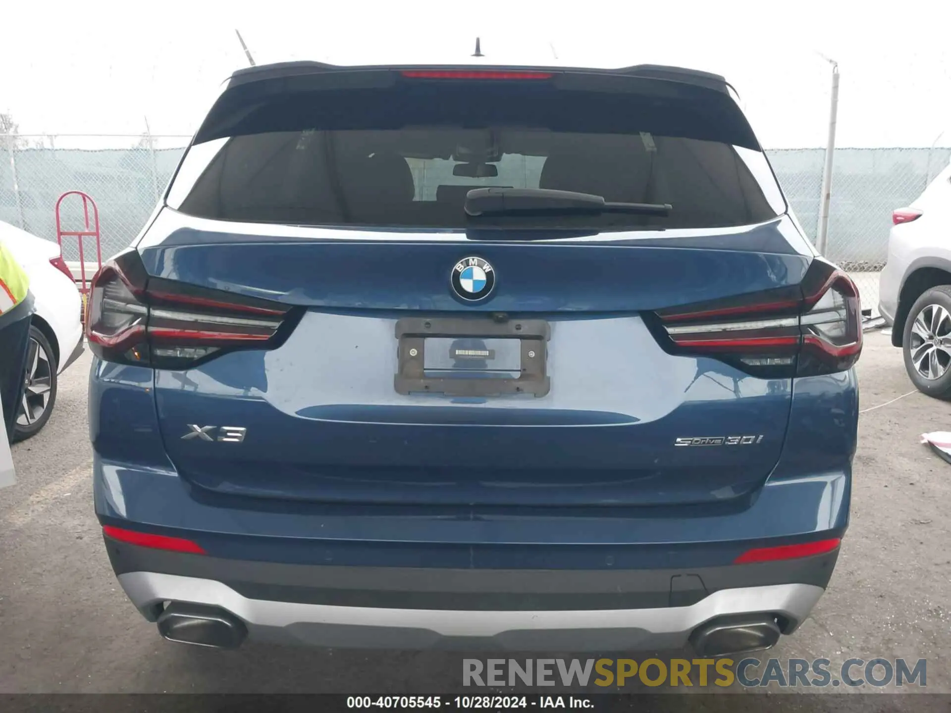 17 Photograph of a damaged car 5UX43DP04N9K69352 BMW X3 2022