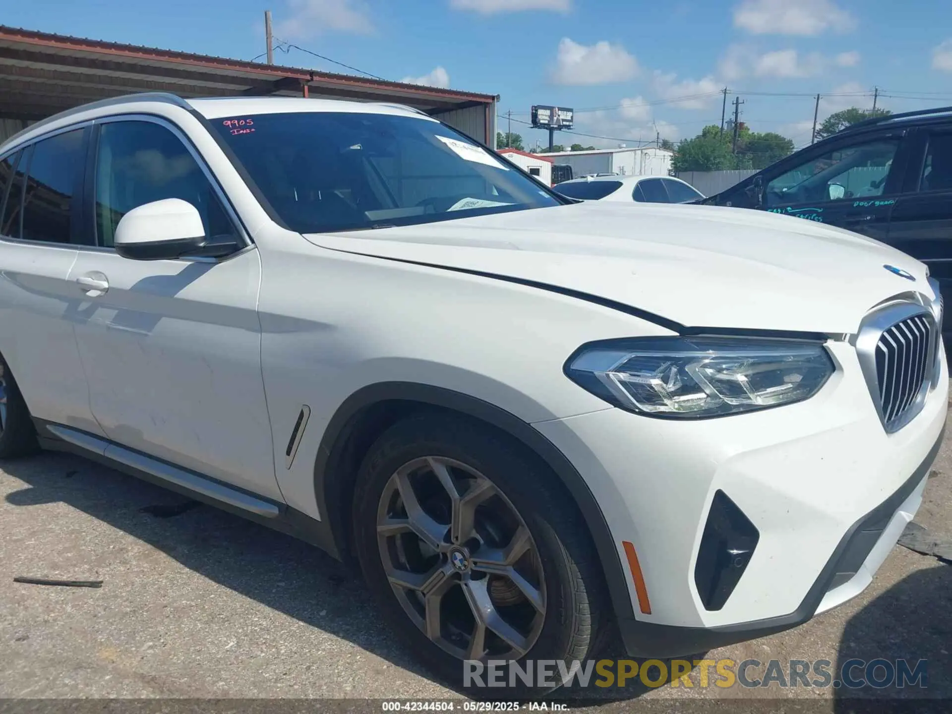 1 Photograph of a damaged car 5UX43DP04N9N05935 BMW X3 2022