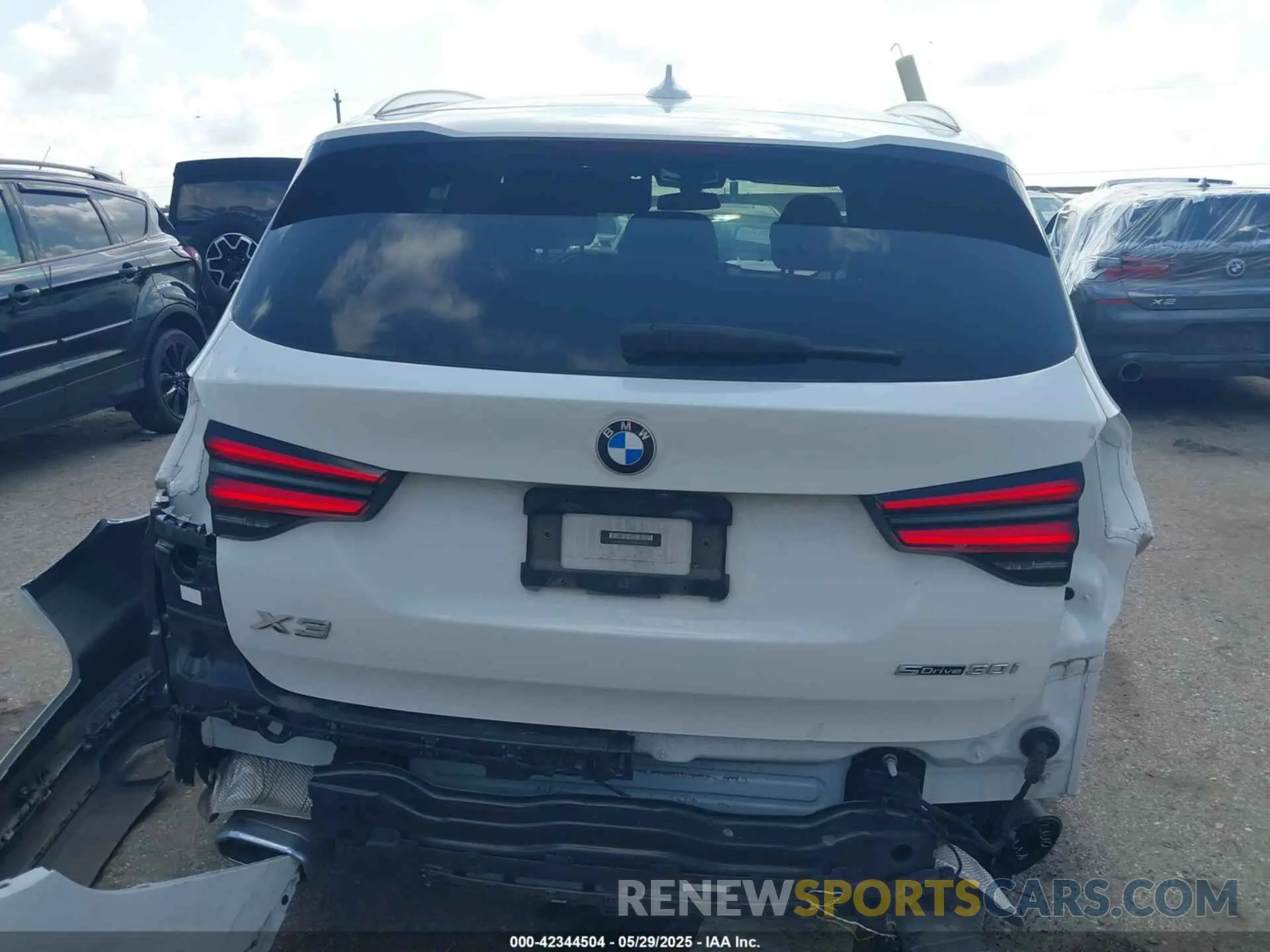 17 Photograph of a damaged car 5UX43DP04N9N05935 BMW X3 2022