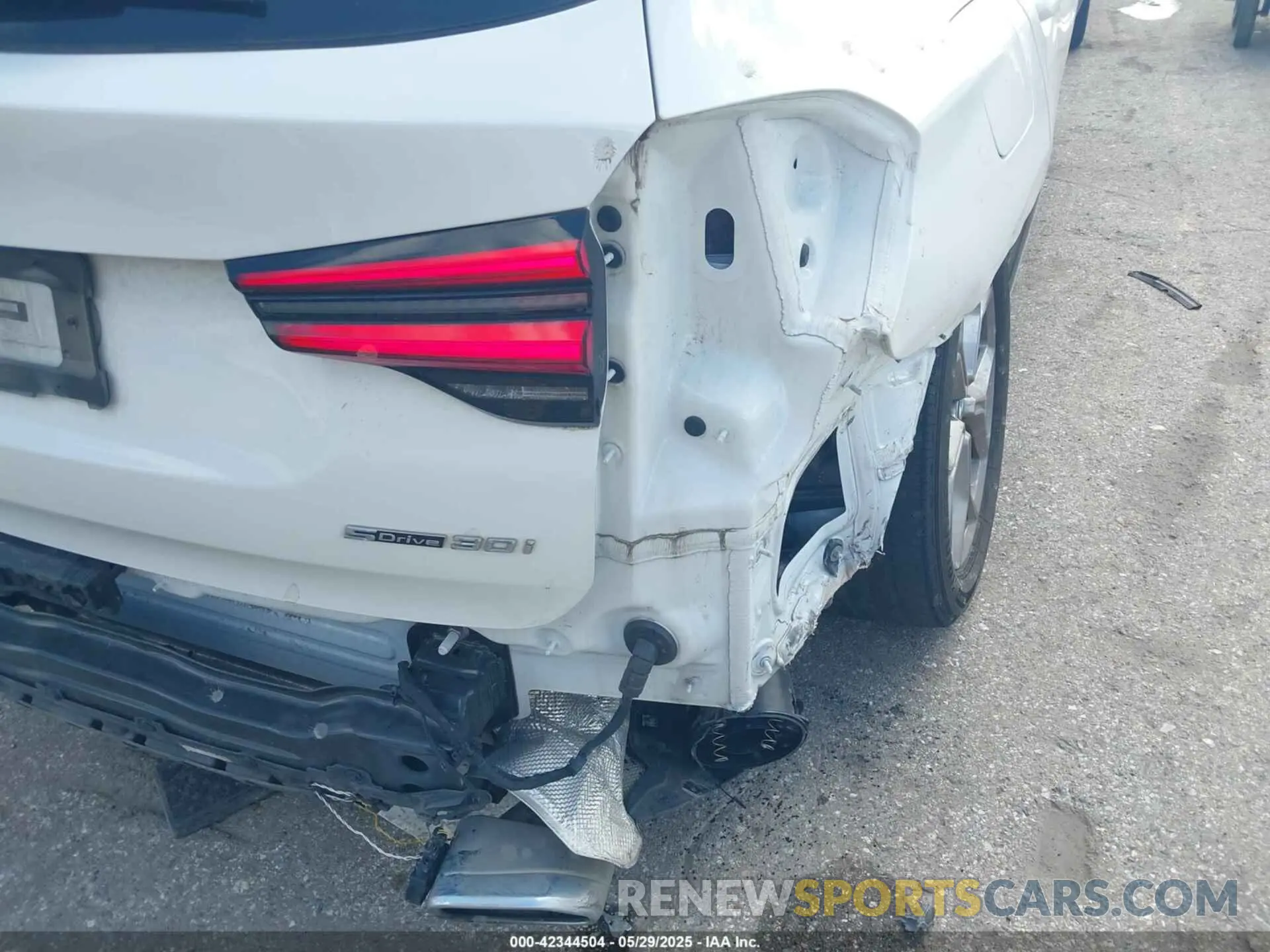 18 Photograph of a damaged car 5UX43DP04N9N05935 BMW X3 2022