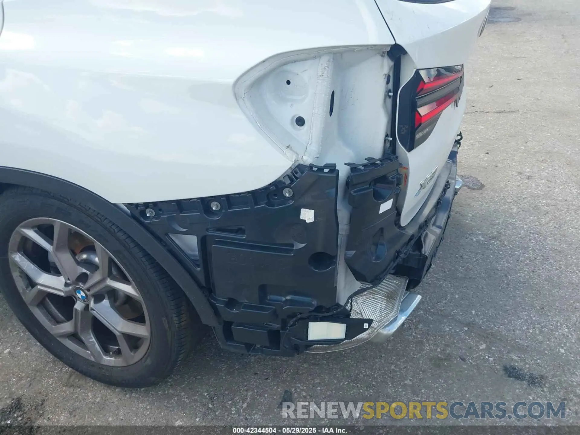 19 Photograph of a damaged car 5UX43DP04N9N05935 BMW X3 2022
