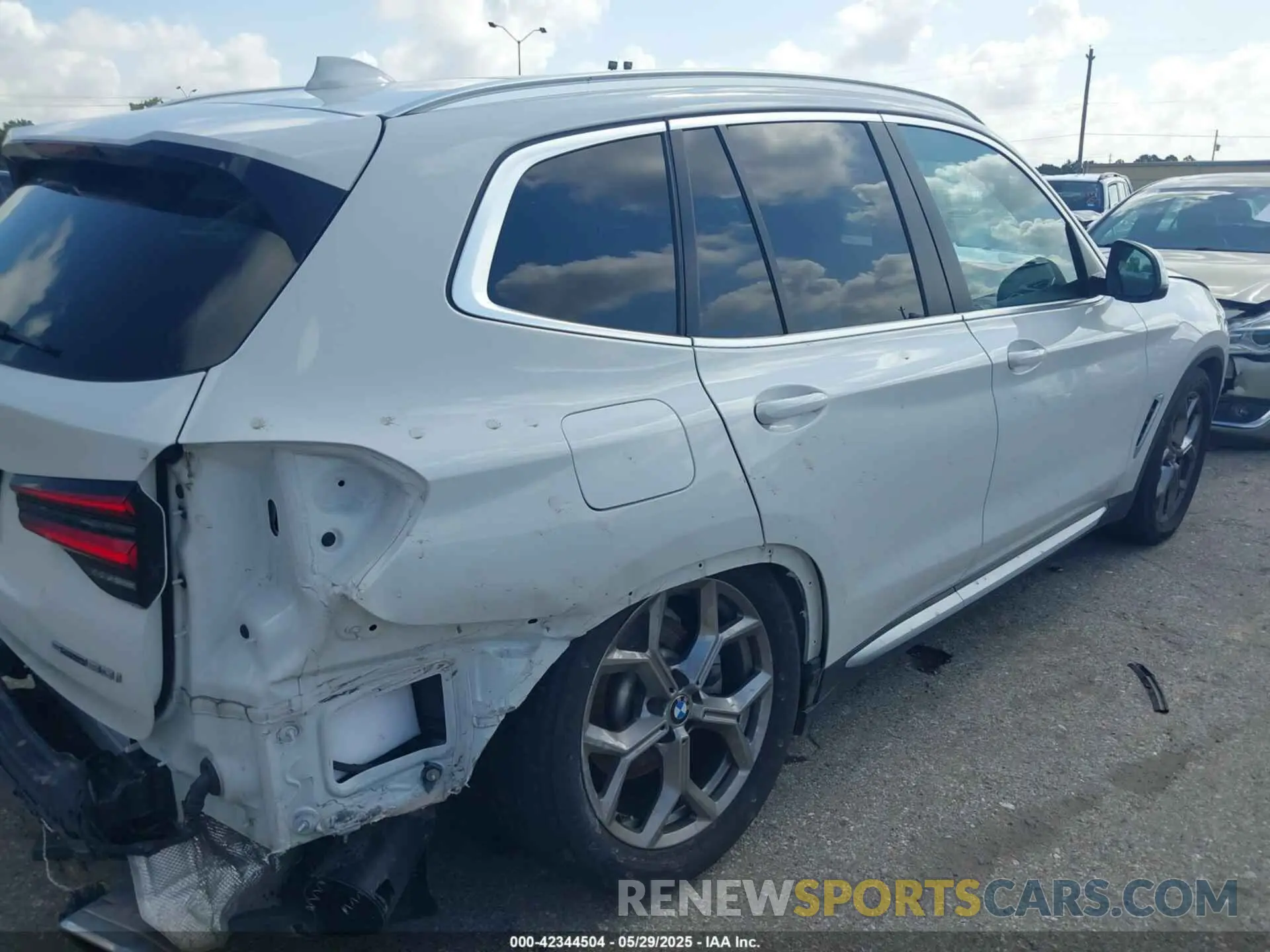 4 Photograph of a damaged car 5UX43DP04N9N05935 BMW X3 2022