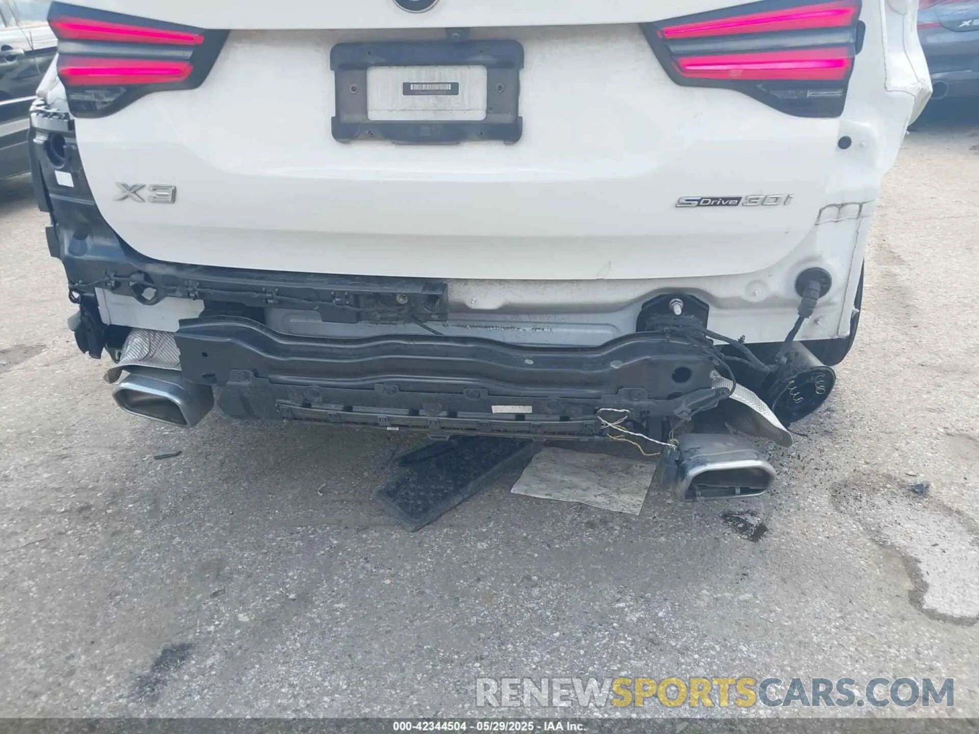 6 Photograph of a damaged car 5UX43DP04N9N05935 BMW X3 2022