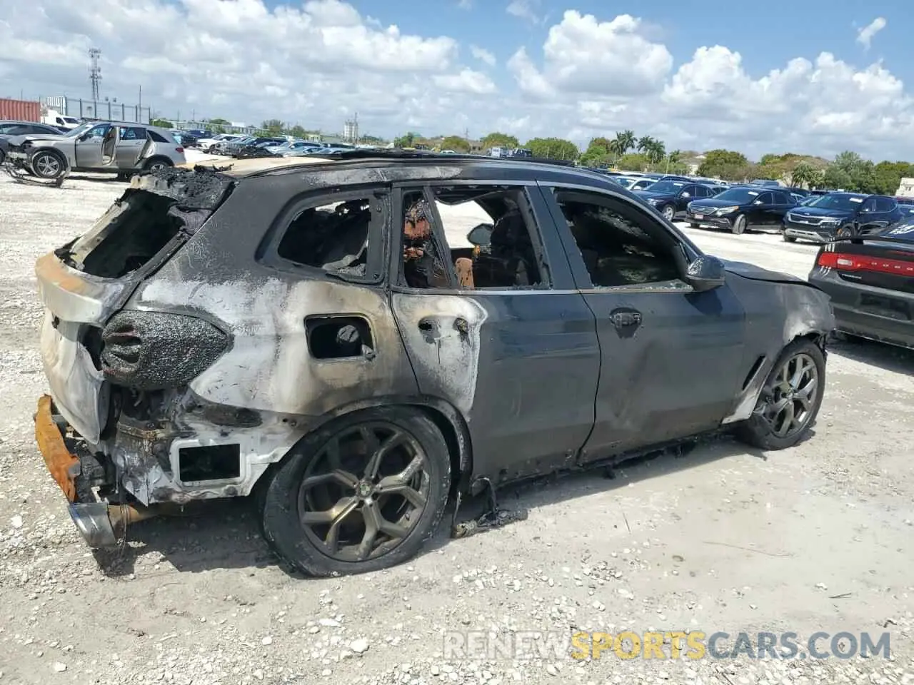 3 Photograph of a damaged car 5UX43DP05N9K34156 BMW X3 2022