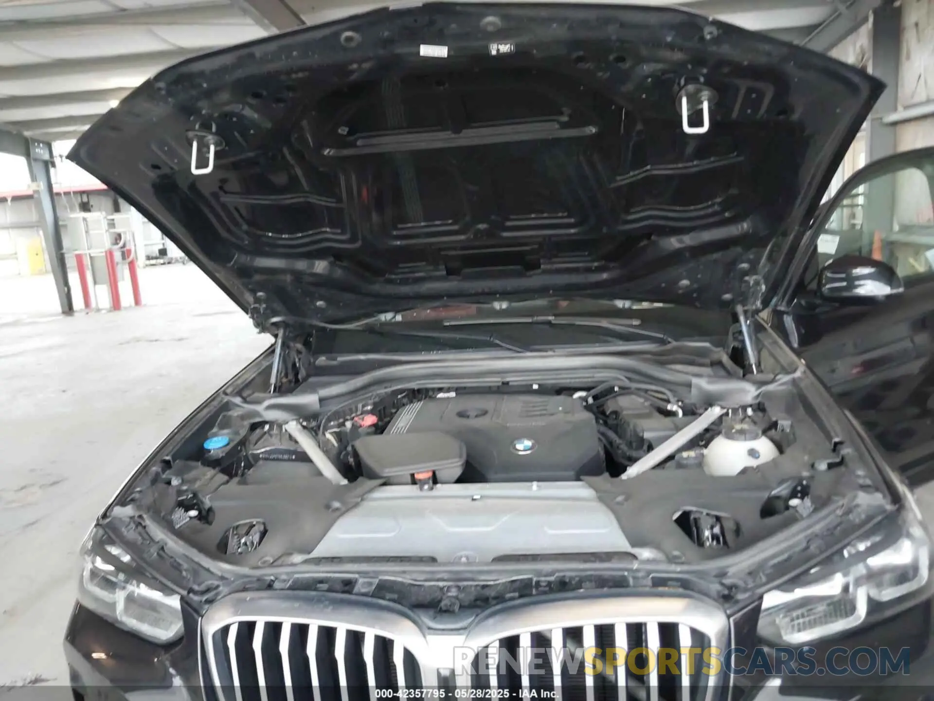 10 Photograph of a damaged car 5UX43DP07N9J98213 BMW X3 2022