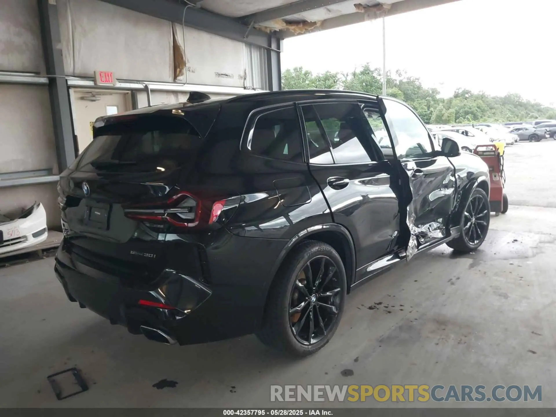4 Photograph of a damaged car 5UX43DP07N9J98213 BMW X3 2022