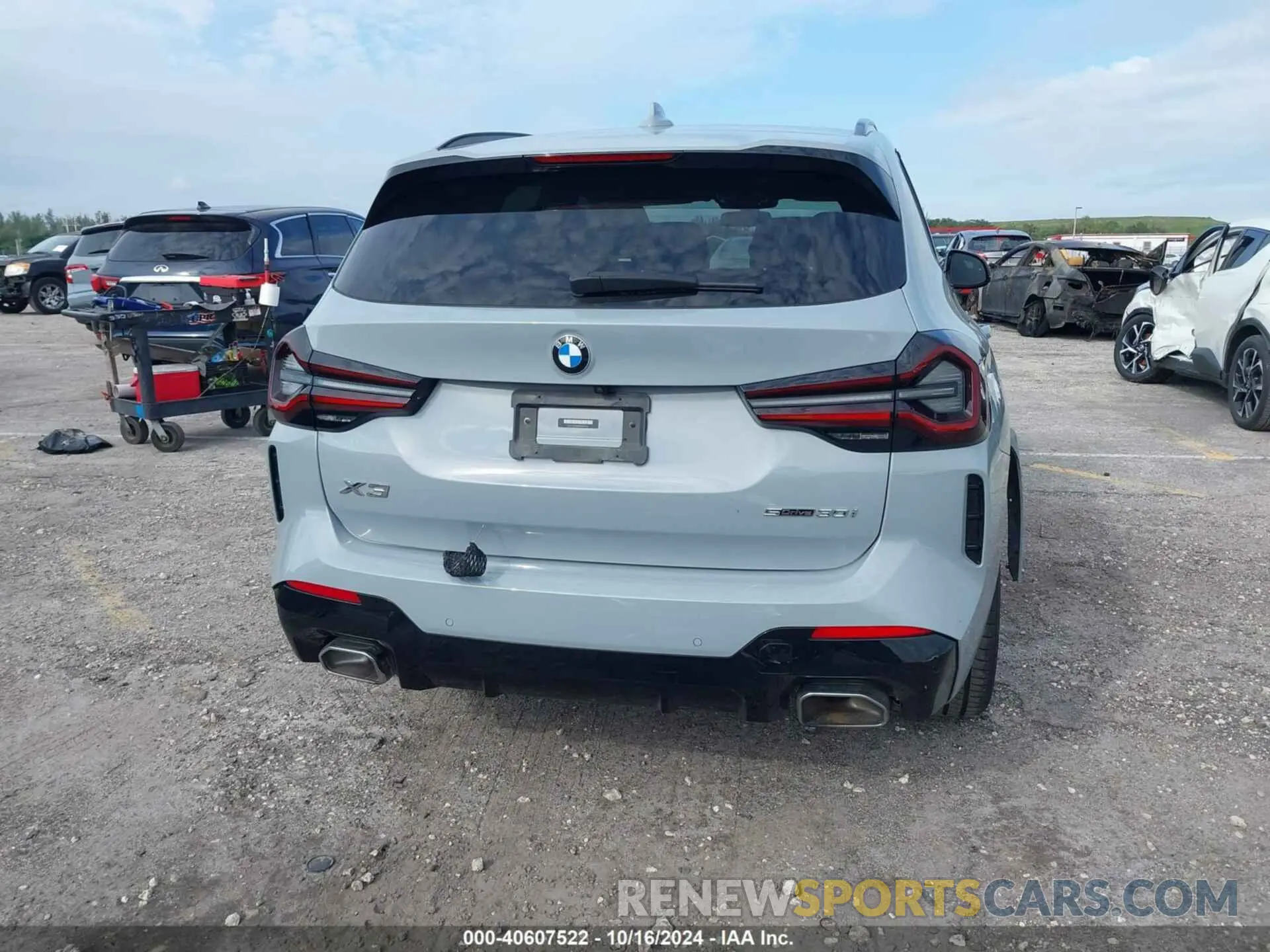 17 Photograph of a damaged car 5UX43DP08N9M11752 BMW X3 2022