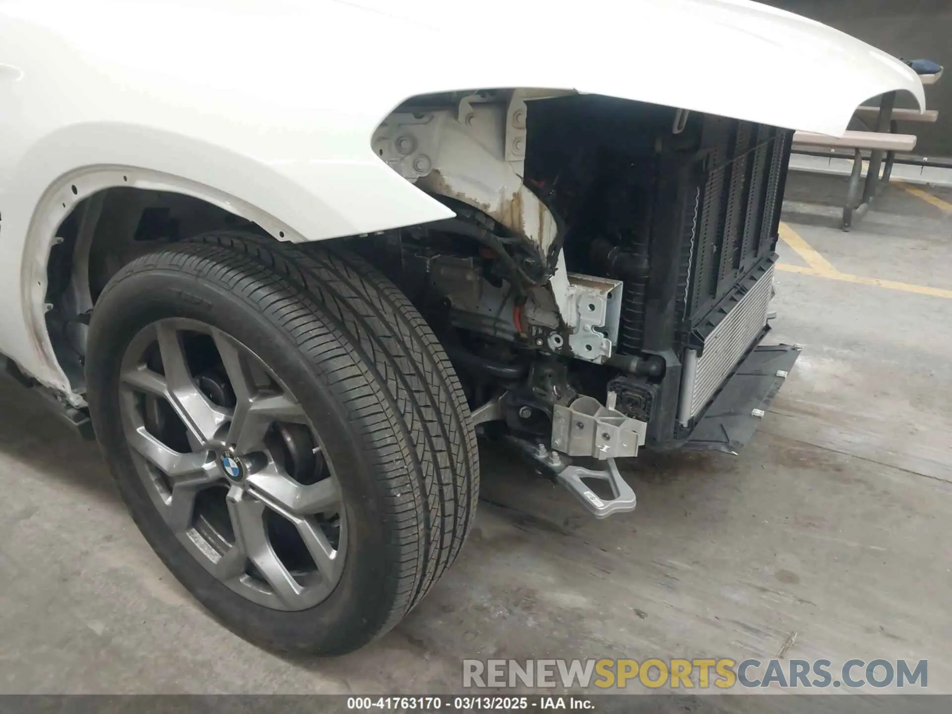 19 Photograph of a damaged car 5UX43DP0XN9K11388 BMW X3 2022