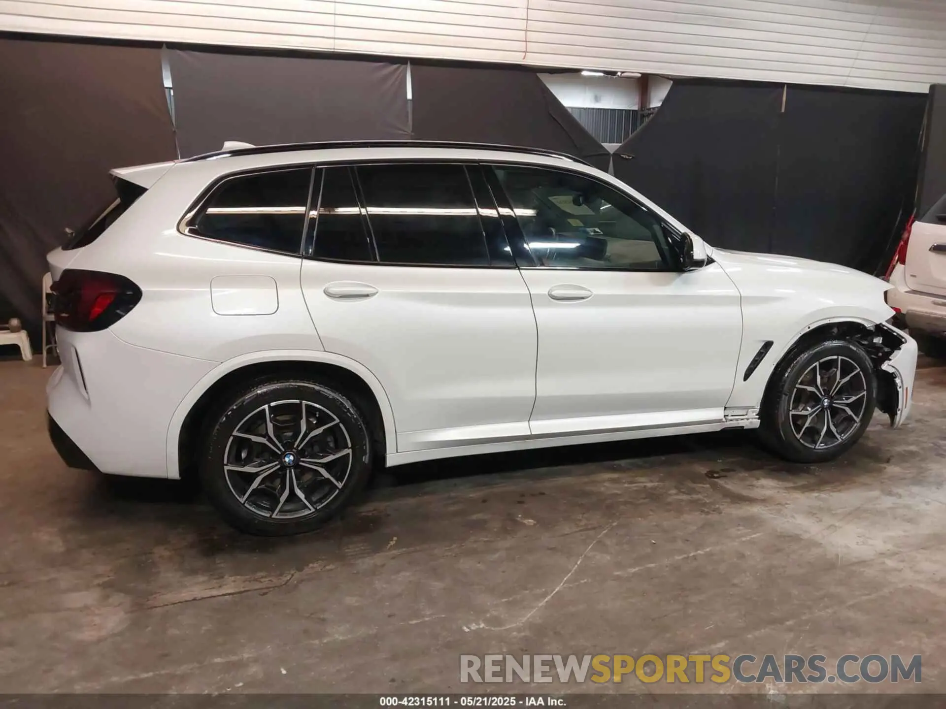 14 Photograph of a damaged car 5UX53DP00N9M86496 BMW X3 2022