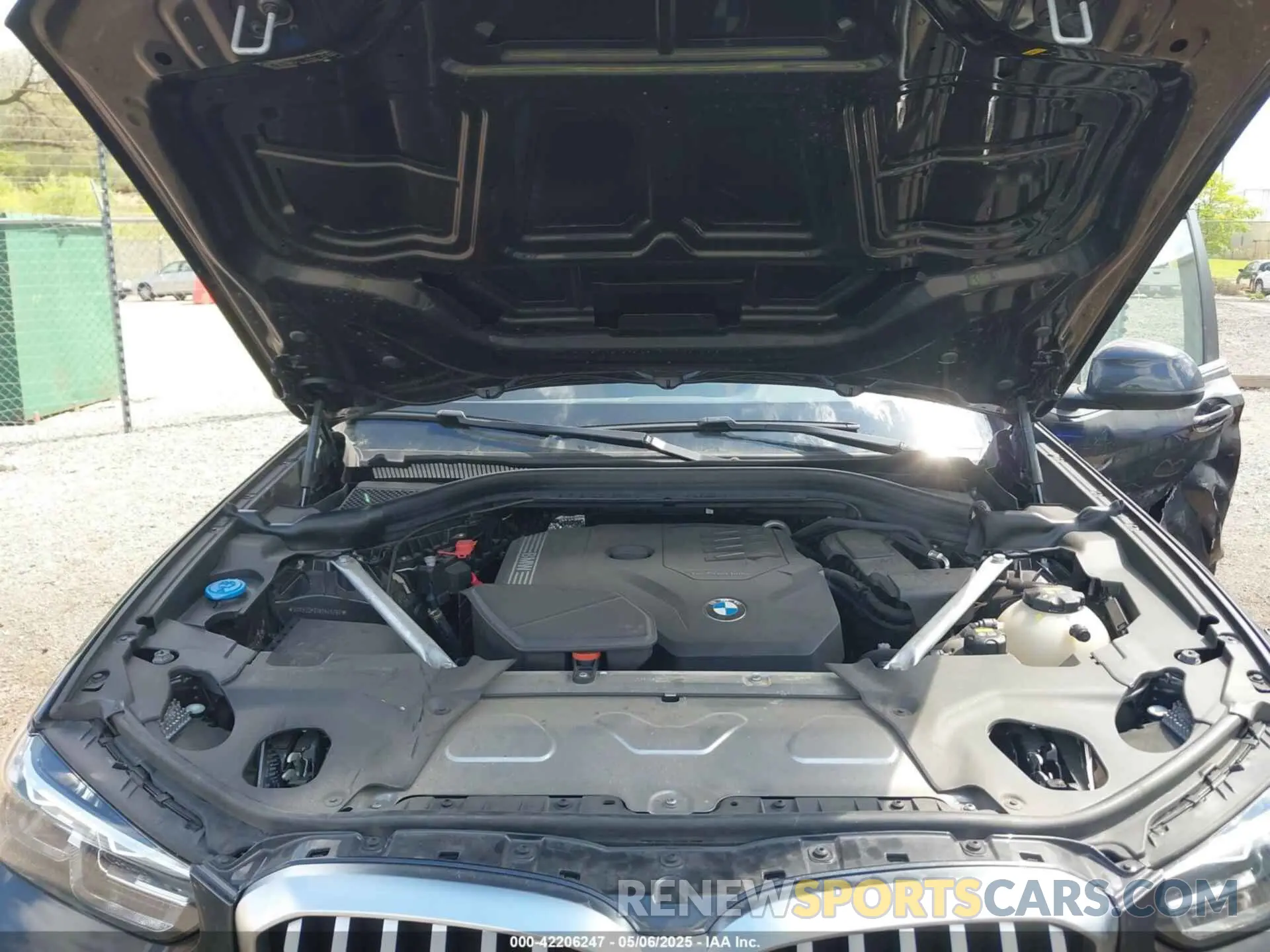 10 Photograph of a damaged car 5UX53DP01N9N40260 BMW X3 2022