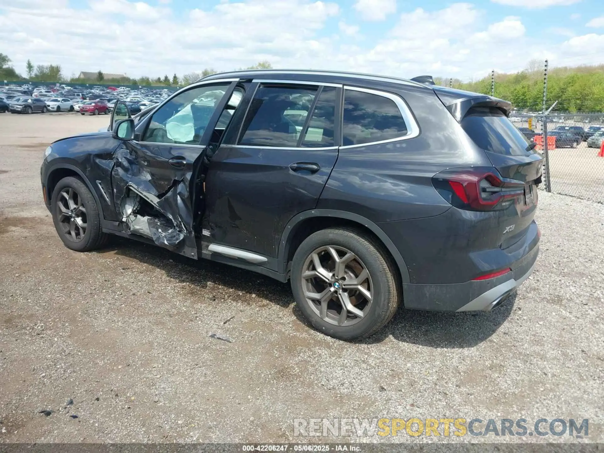 3 Photograph of a damaged car 5UX53DP01N9N40260 BMW X3 2022