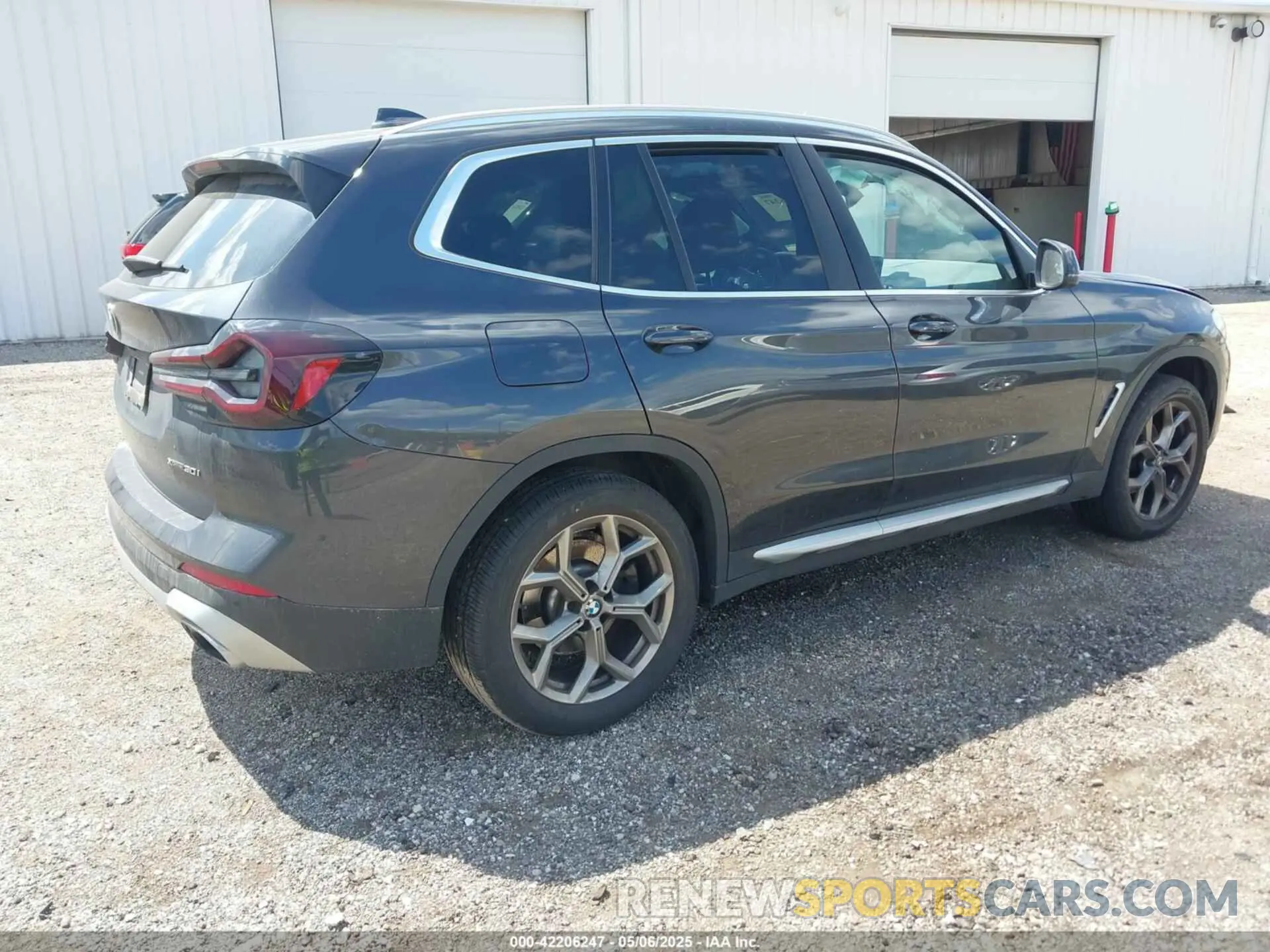 4 Photograph of a damaged car 5UX53DP01N9N40260 BMW X3 2022