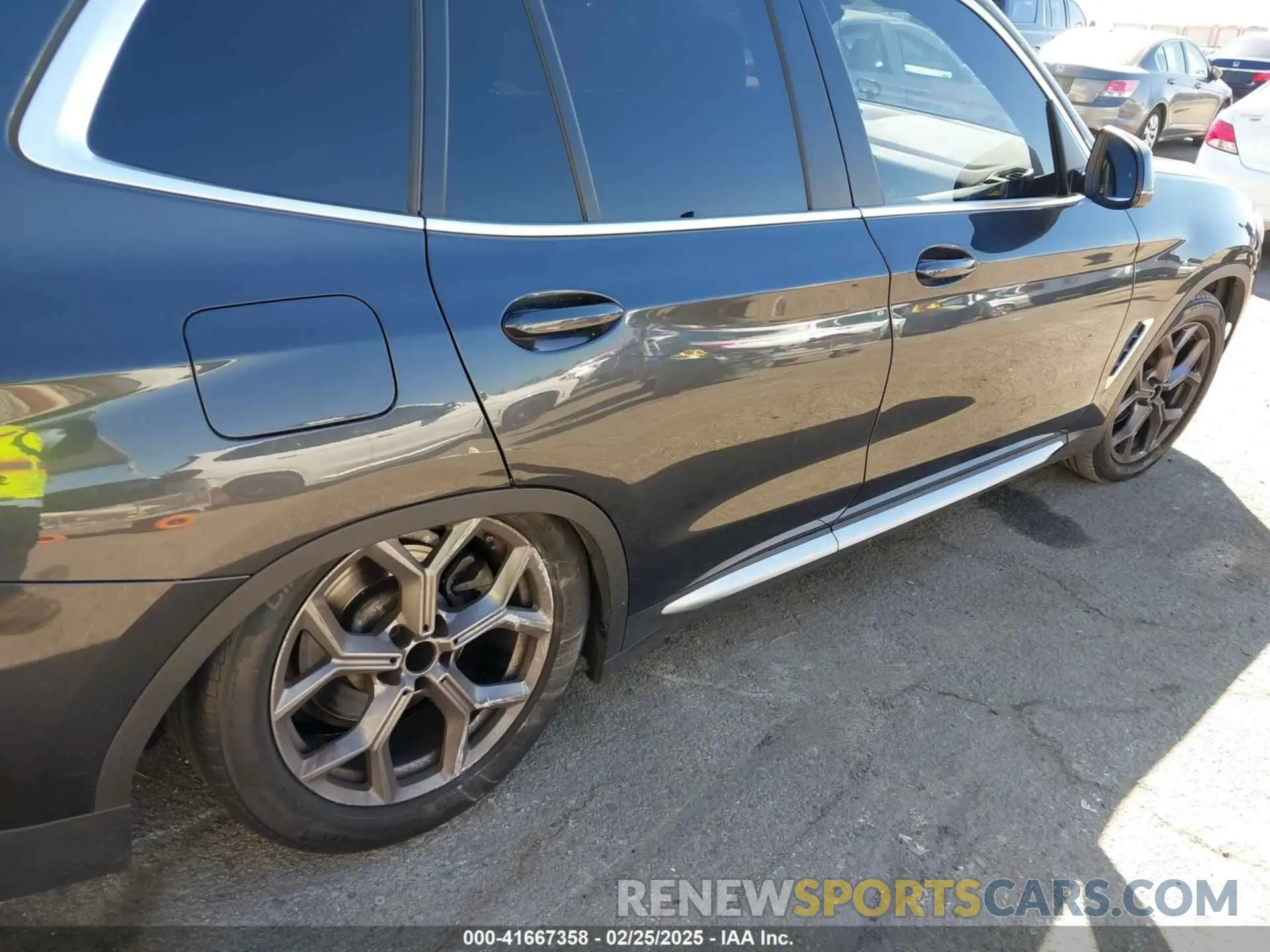 17 Photograph of a damaged car 5UX53DP02N9H43452 BMW X3 2022