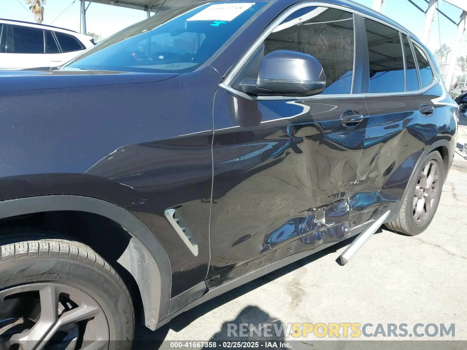 18 Photograph of a damaged car 5UX53DP02N9H43452 BMW X3 2022
