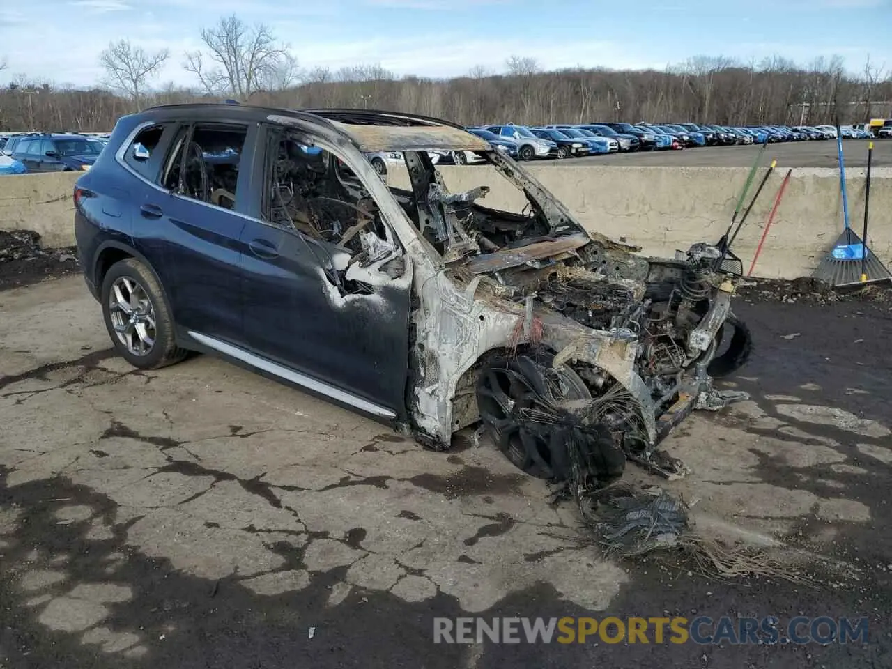 4 Photograph of a damaged car 5UX53DP02N9K63019 BMW X3 2022