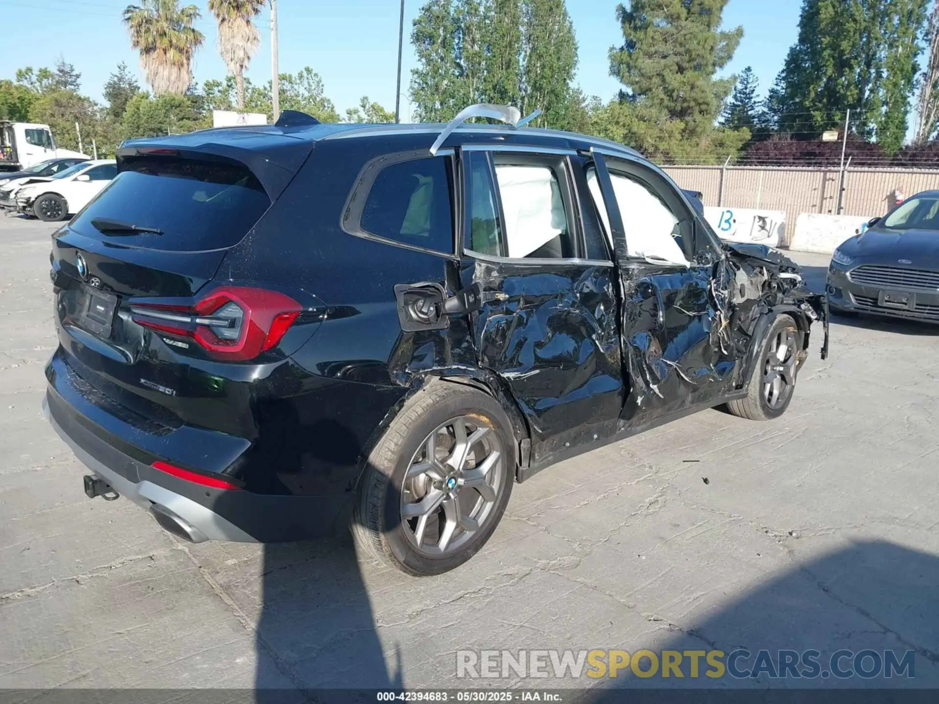 4 Photograph of a damaged car 5UX53DP02N9L46840 BMW X3 2022