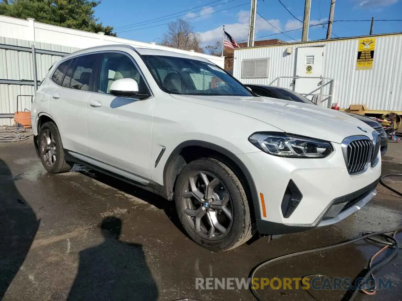 4 Photograph of a damaged car 5UX53DP02N9N25833 BMW X3 2022