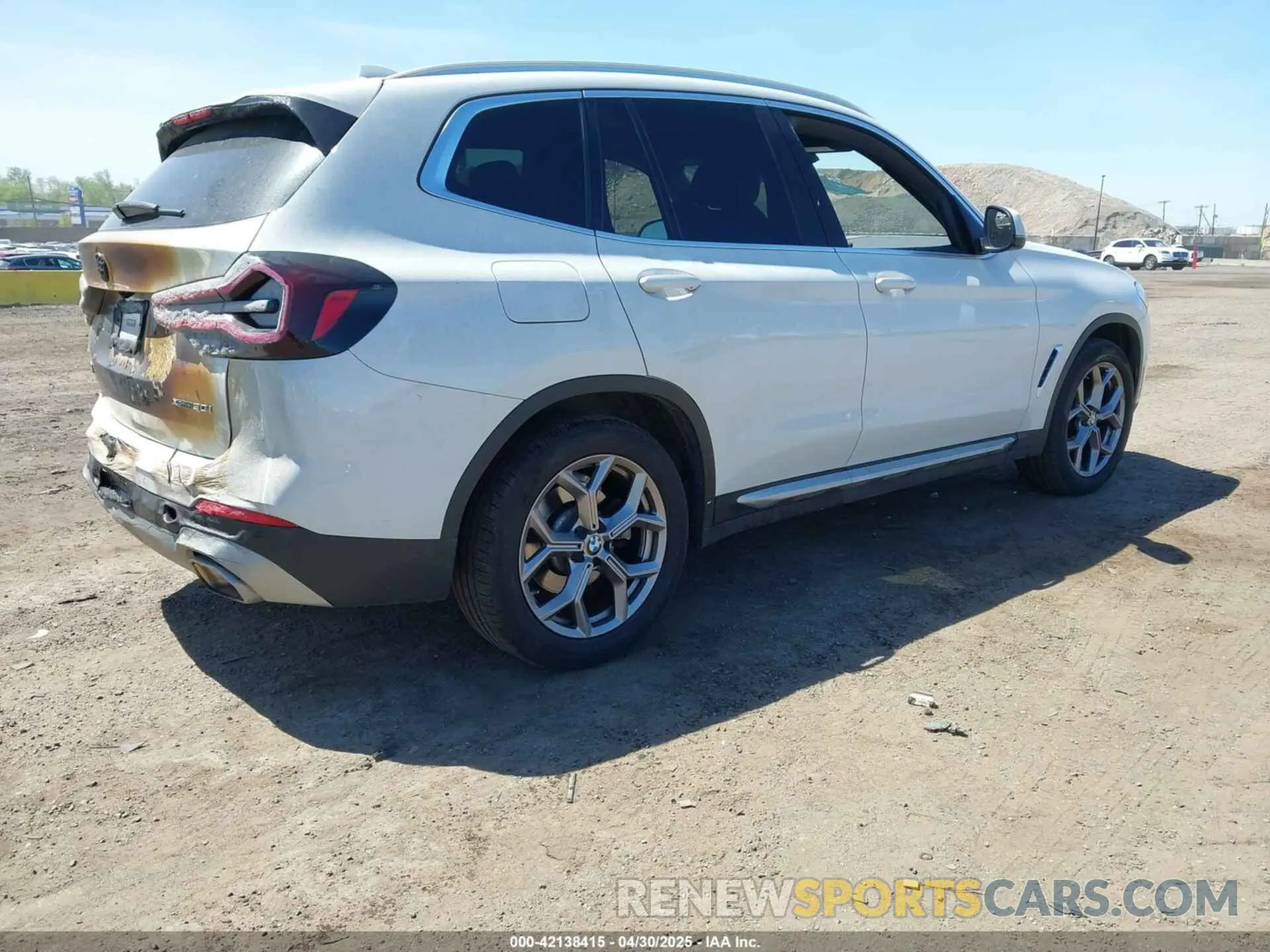 4 Photograph of a damaged car 5UX53DP02N9N42762 BMW X3 2022