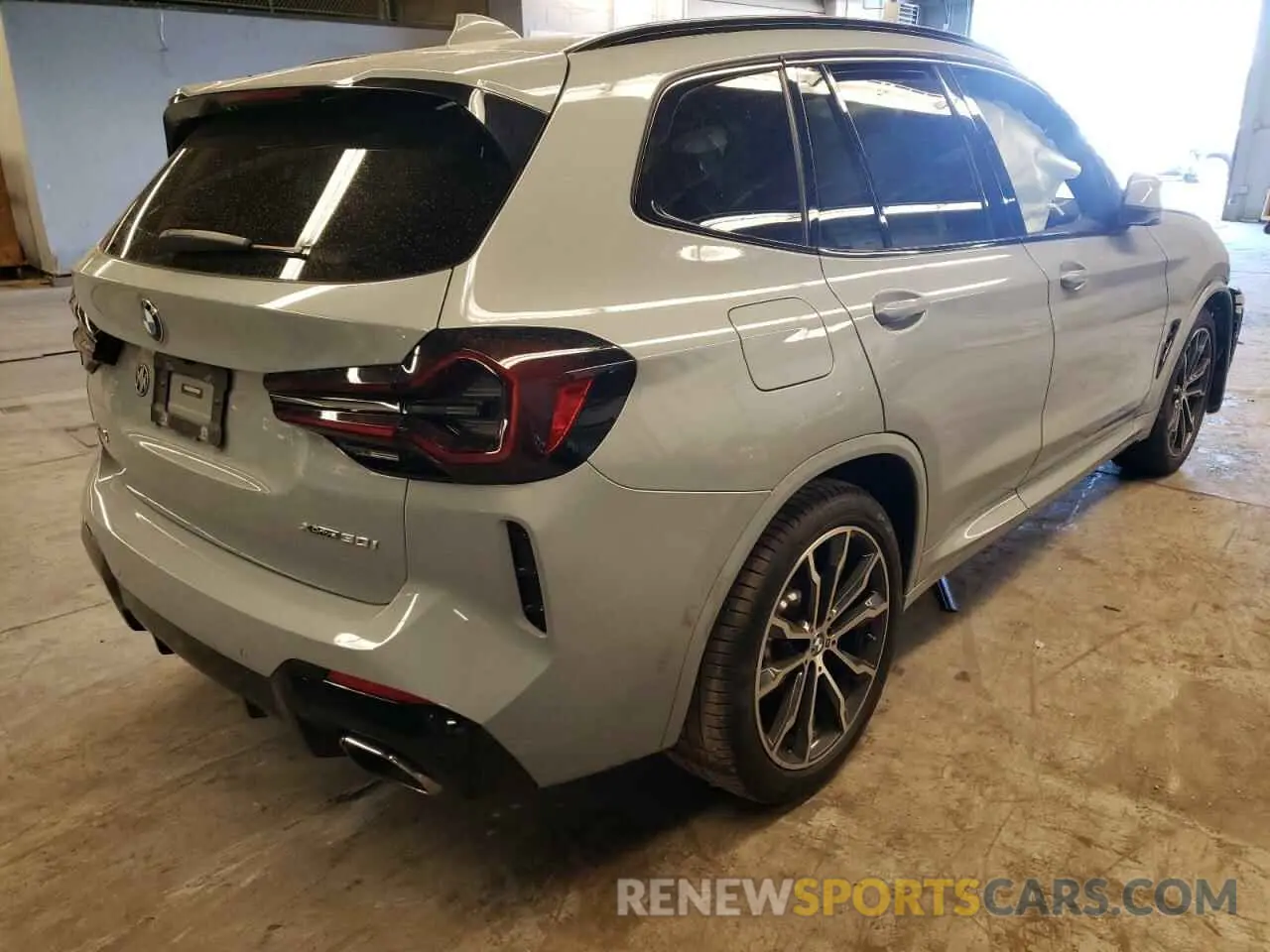4 Photograph of a damaged car 5UX53DP03N9K31941 BMW X3 2022