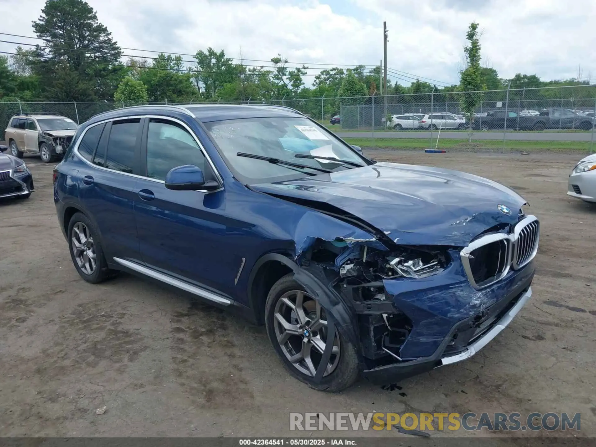 1 Photograph of a damaged car 5UX53DP04N9J98450 BMW X3 2022
