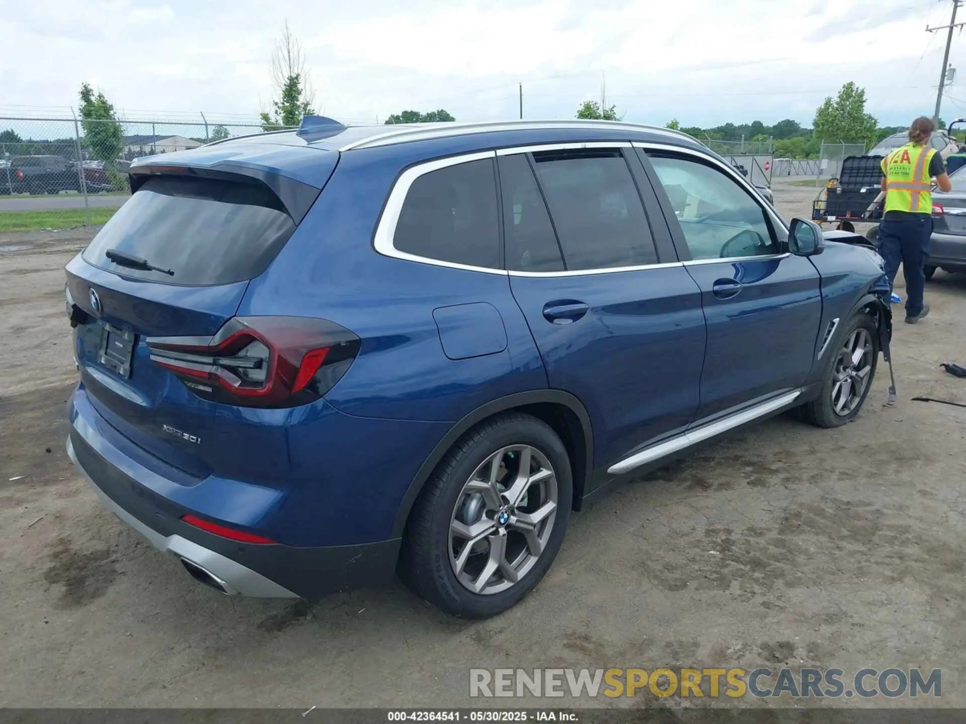 4 Photograph of a damaged car 5UX53DP04N9J98450 BMW X3 2022