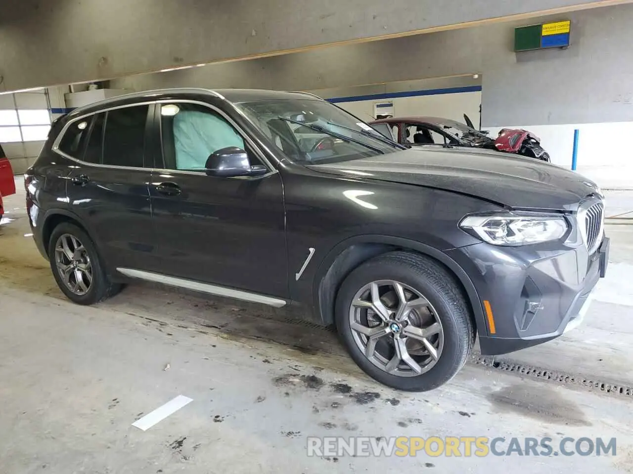 4 Photograph of a damaged car 5UX53DP05N9J69121 BMW X3 2022