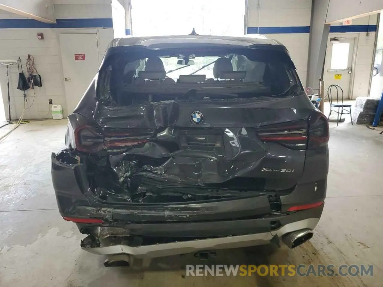 6 Photograph of a damaged car 5UX53DP05N9J69121 BMW X3 2022