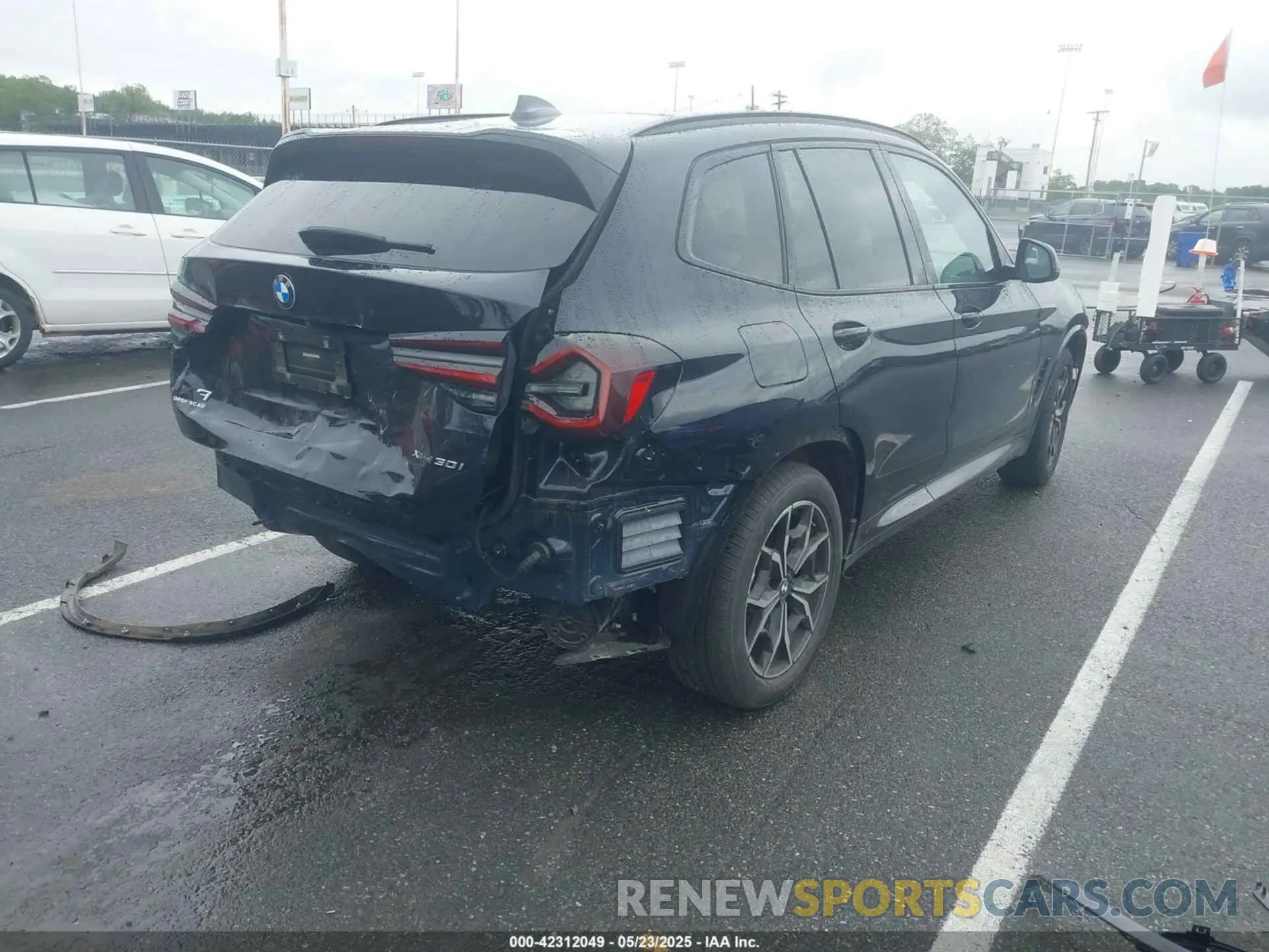 4 Photograph of a damaged car 5UX53DP05N9M46219 BMW X3 2022