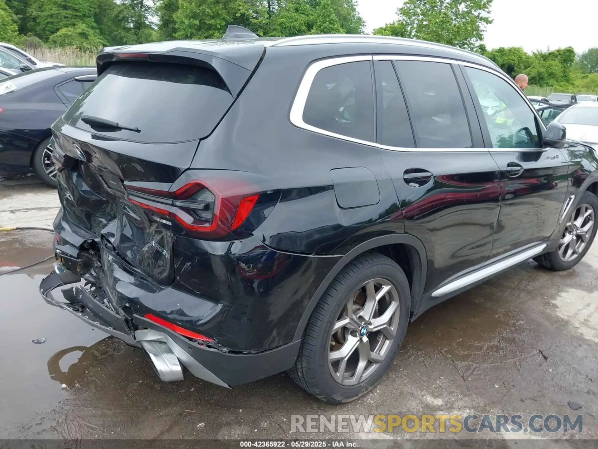 4 Photograph of a damaged car 5UX53DP06N9K32419 BMW X3 2022