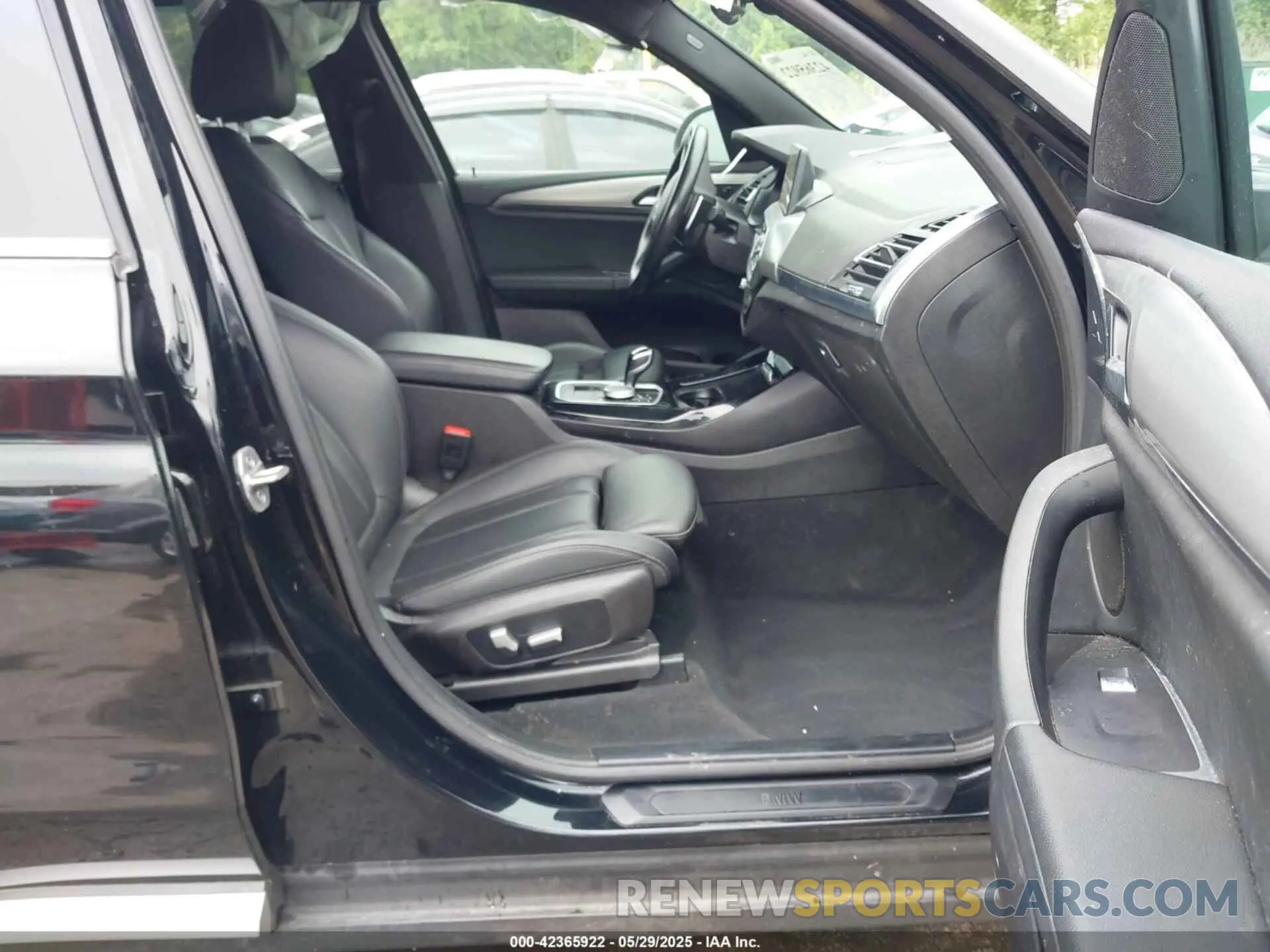 5 Photograph of a damaged car 5UX53DP06N9K32419 BMW X3 2022