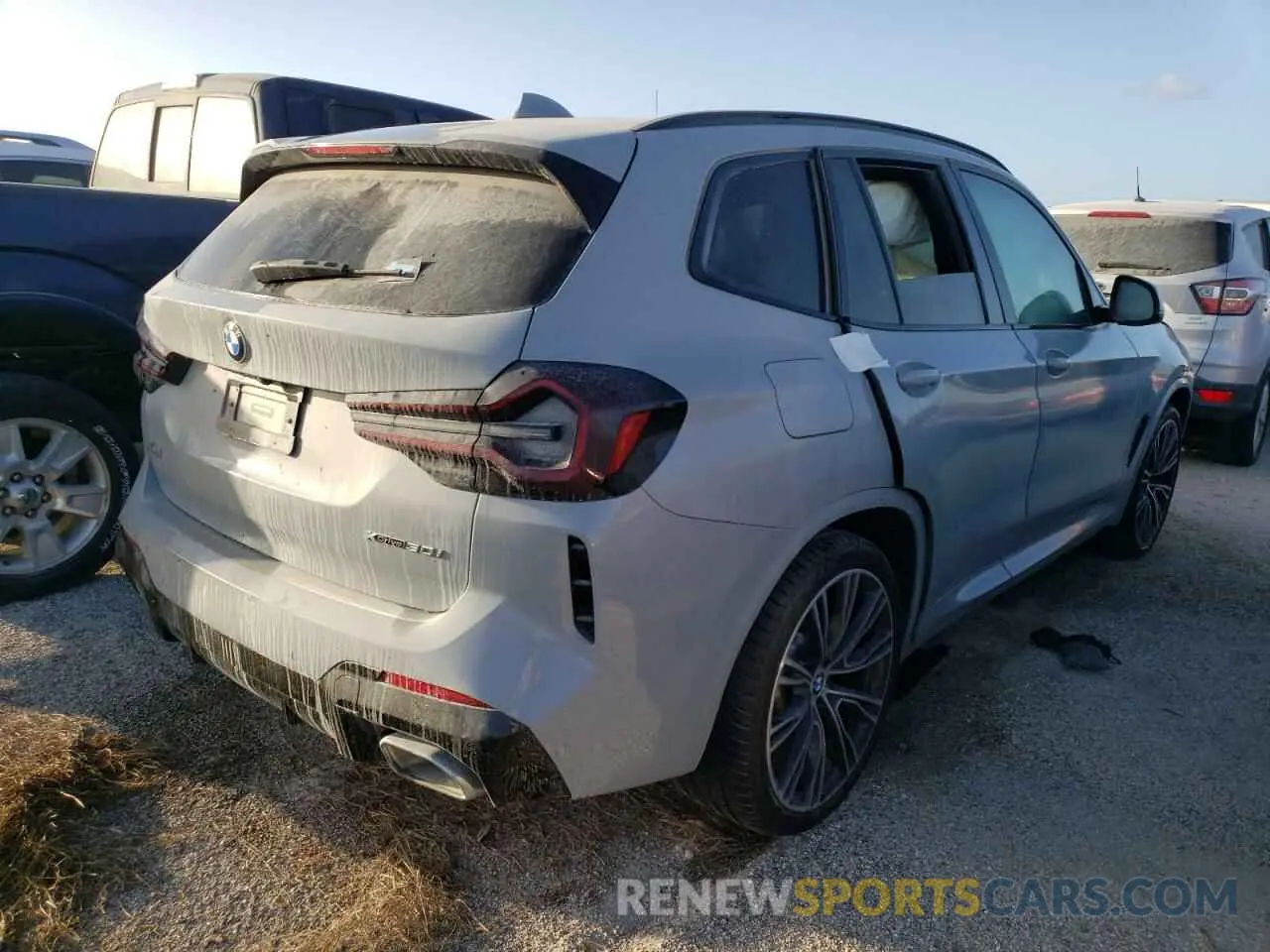 4 Photograph of a damaged car 5UX53DP06N9K50385 BMW X3 2022