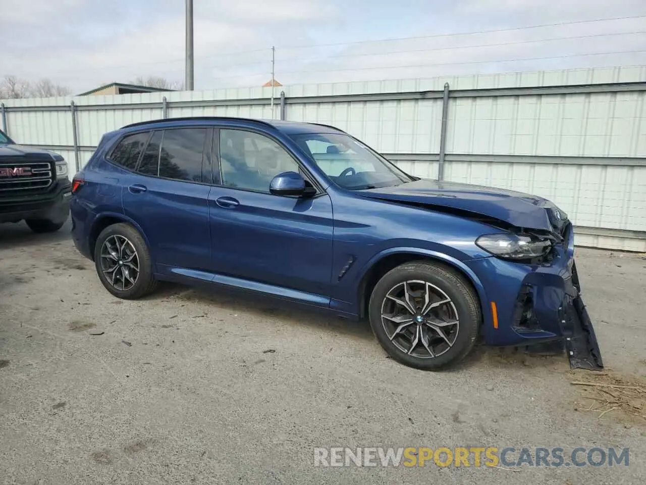 4 Photograph of a damaged car 5UX53DP08N9N42135 BMW X3 2022