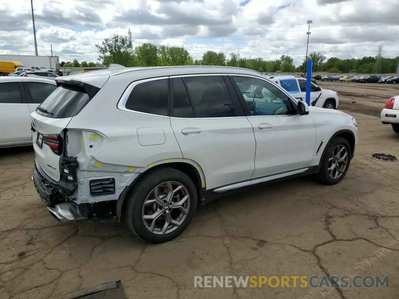 3 Photograph of a damaged car 5UX53DP09N9J20892 BMW X3 2022